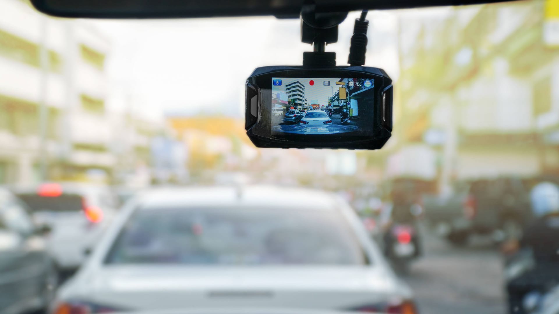 Innensicht aus einem fahrenden Auto (Symbolbild): Die Polizei verdächtigt einen Mann, einen Mord an seiner Ehefrau in Auftrag gegeben zu haben. Innensicht aus einem fahrenden Auto (Symbolbild): Die Polizei verdächtigt einen Mann, einen Mord an seiner Ehefrau in Auftrag gegeben zu haben.
