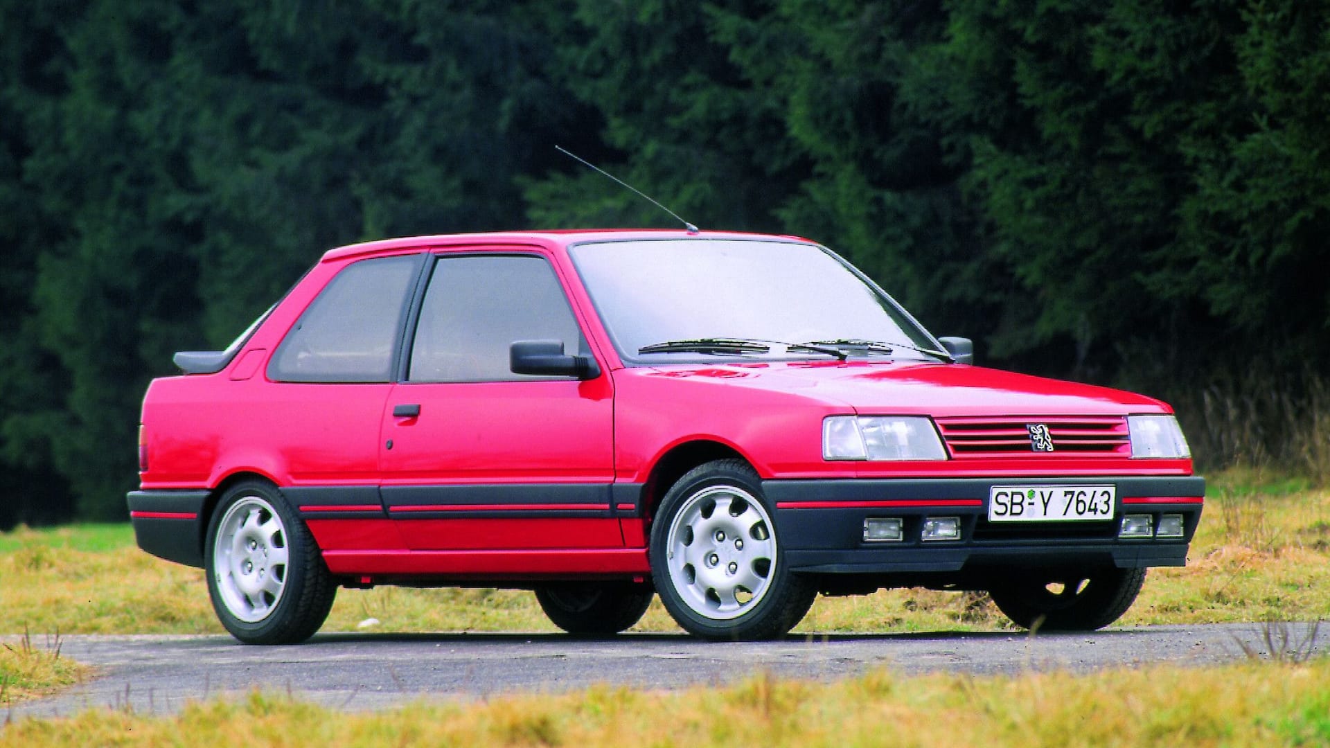 Freizeitsportler in Signalrot: Der 309 GTI 16V war Peugeots schärfste Kompaktwaffe – unauffällig im Design, aber schnell auf der Landstraße.