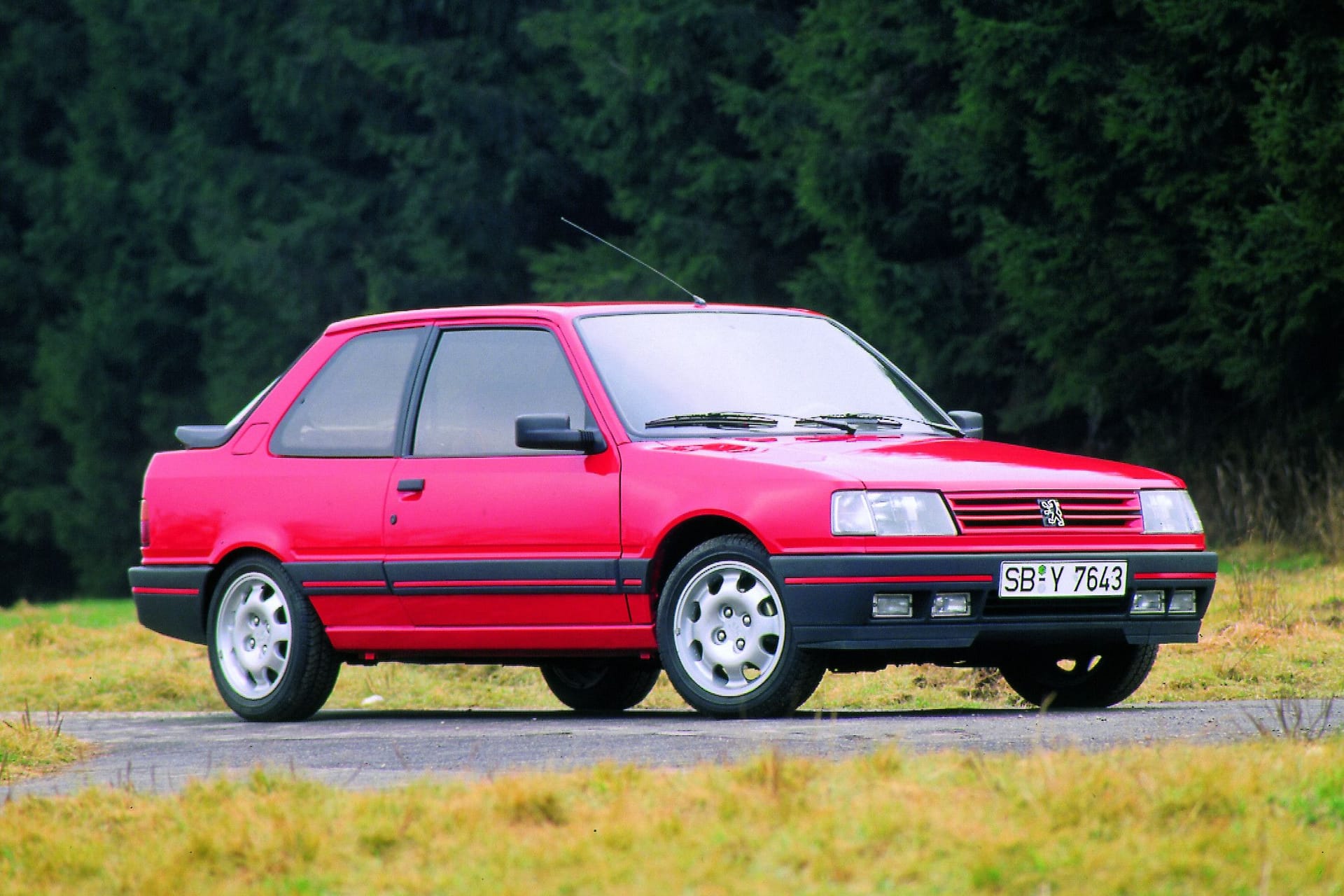 Freizeitsportler in Signalrot: Der 309 GTI 16V war Peugeots schärfste Kompaktwaffe – unauffällig im Design, aber schnell auf der Landstraße.