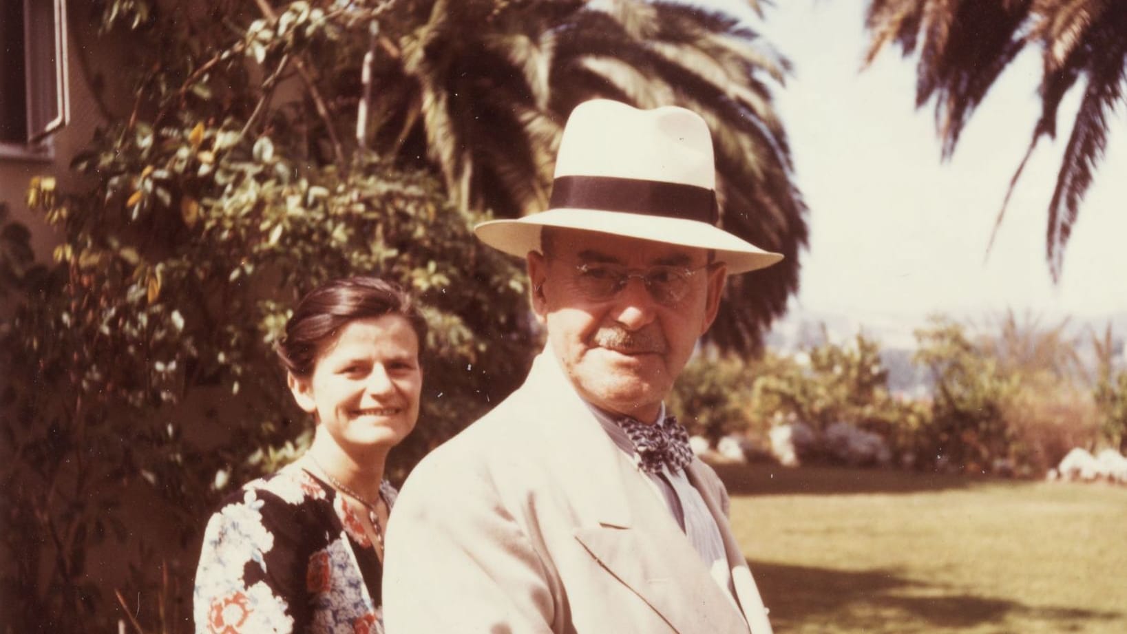 Der Schriftsteller Thomas Mann im Jahr 1946 neben seiner Tochter Elisabeth.