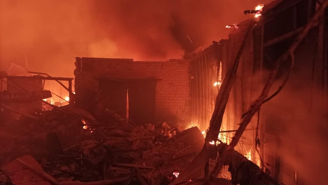 Ein brennendes Haus in der ukrainischen Stadt Priluki: Russlands nächtlicher Angriff tötete fünf Menschen. Ein brennendes Haus in der ukrainischen Stadt Priluki: Russlands nächtlicher Angriff tötete fünf Menschen.