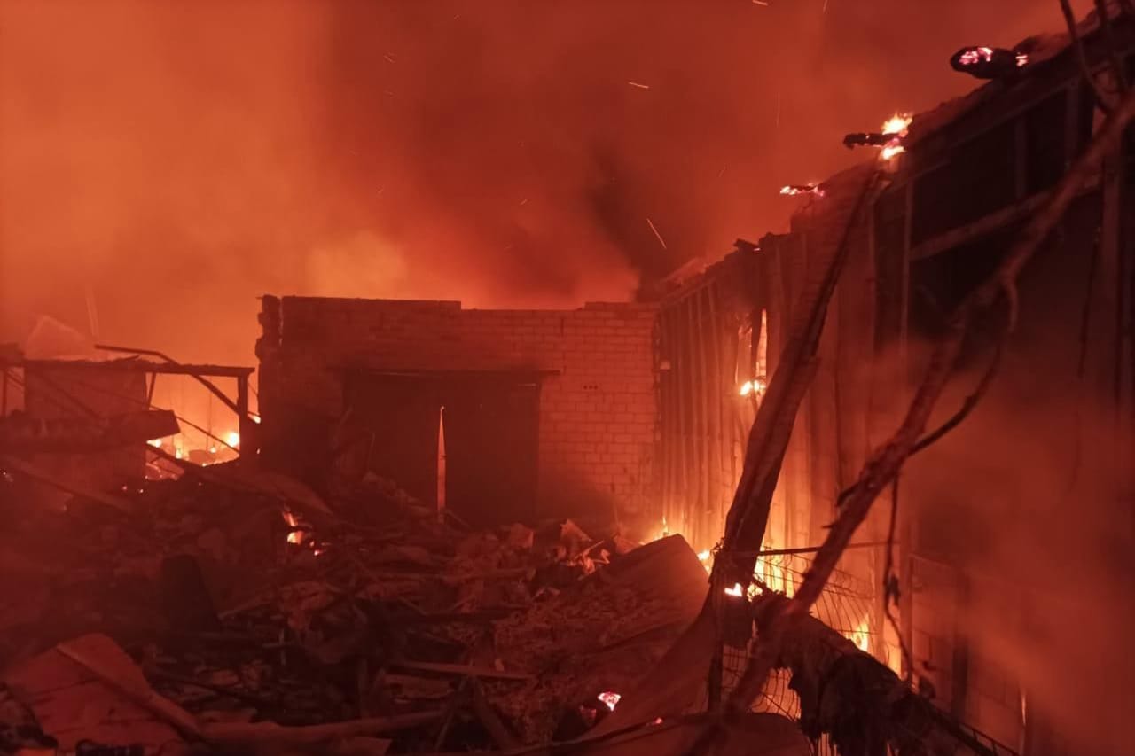Ein brennendes Haus in der ukrainischen Stadt Priluki: Russlands nächtlicher Angriff tötete fünf Menschen.