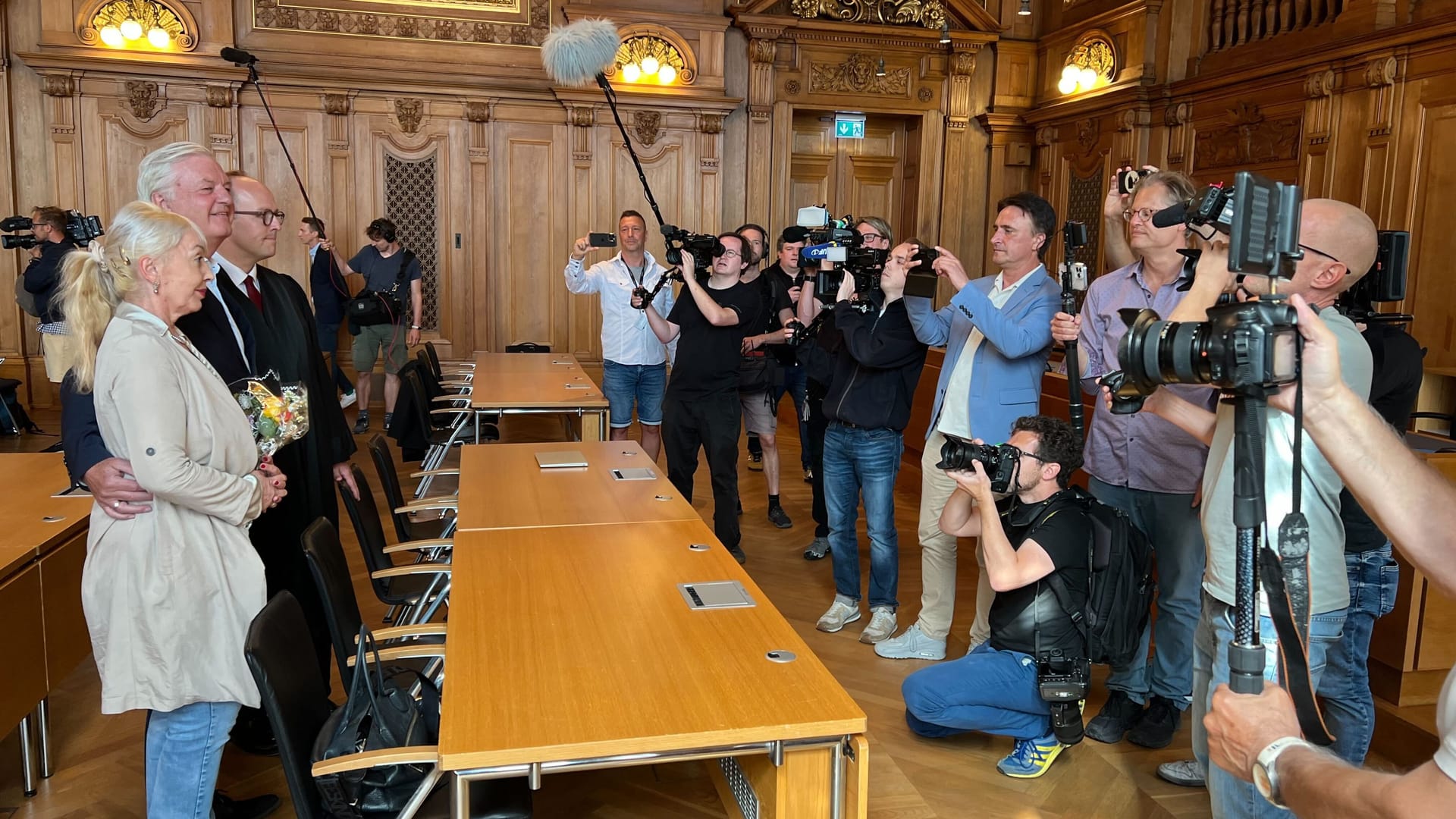 Das Ehepaar Stephanie und Jürgen Elsässer mit ihrem Anwalt im Bundesverwaltungsgericht in Leipzig: Der Chef des "Compact"-Magazins rechnet damit, dass das Gerichtsurteil auch der AfD hilft.
