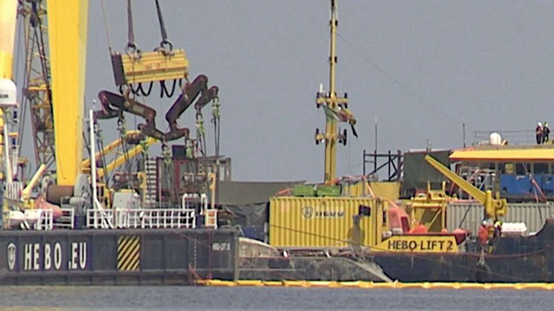 Der Rumpf der Superyacht "Bayesian", die in der Nähe von Palermo, Sizilien, gesunken ist, wird von Kränen angehoben.
