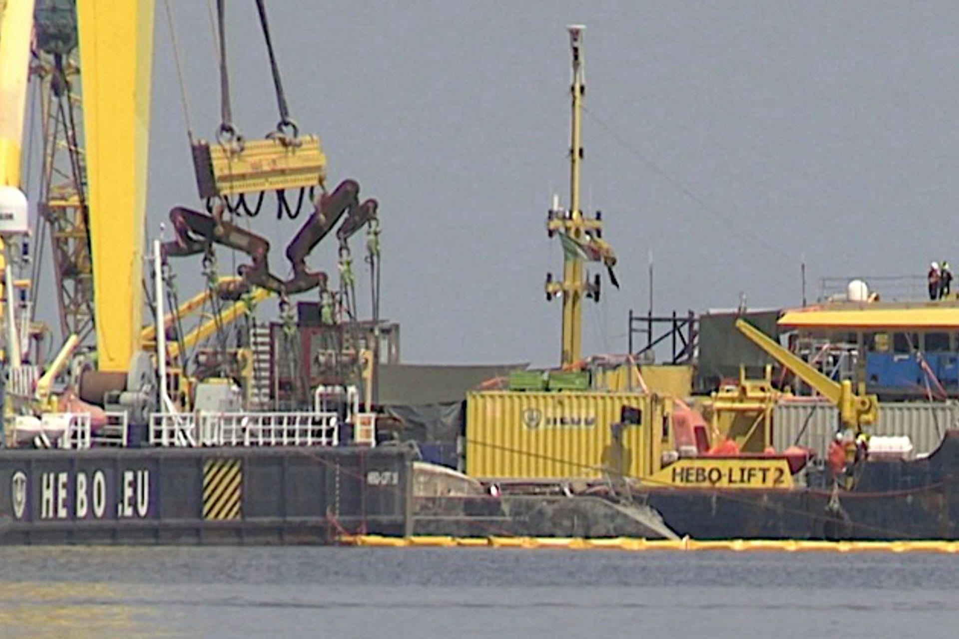 Der Rumpf der Superyacht "Bayesian", die in der Nähe von Palermo, Sizilien, gesunken ist, wird von Kränen angehoben.