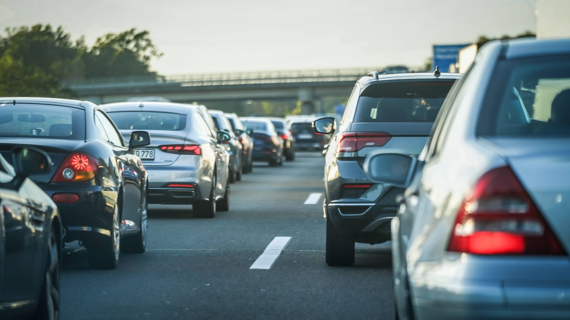 Stau auf einer Autobahn (Symbolfoto): Auf der A1 kommt es am Abend zu langen Verzögerungen. Stau auf einer Autobahn (Symbolfoto): Auf der A1 kommt es am Abend zu langen Verzögerungen.