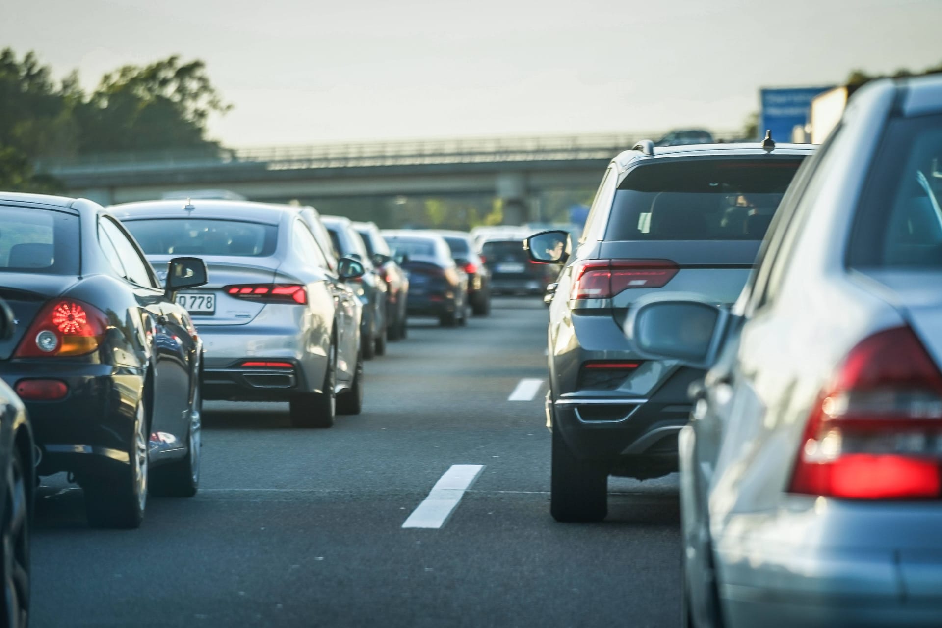 Stau auf einer Autobahn (Symbolfoto): Auf der A1 kommt es am Abend zu langen Verzögerungen.