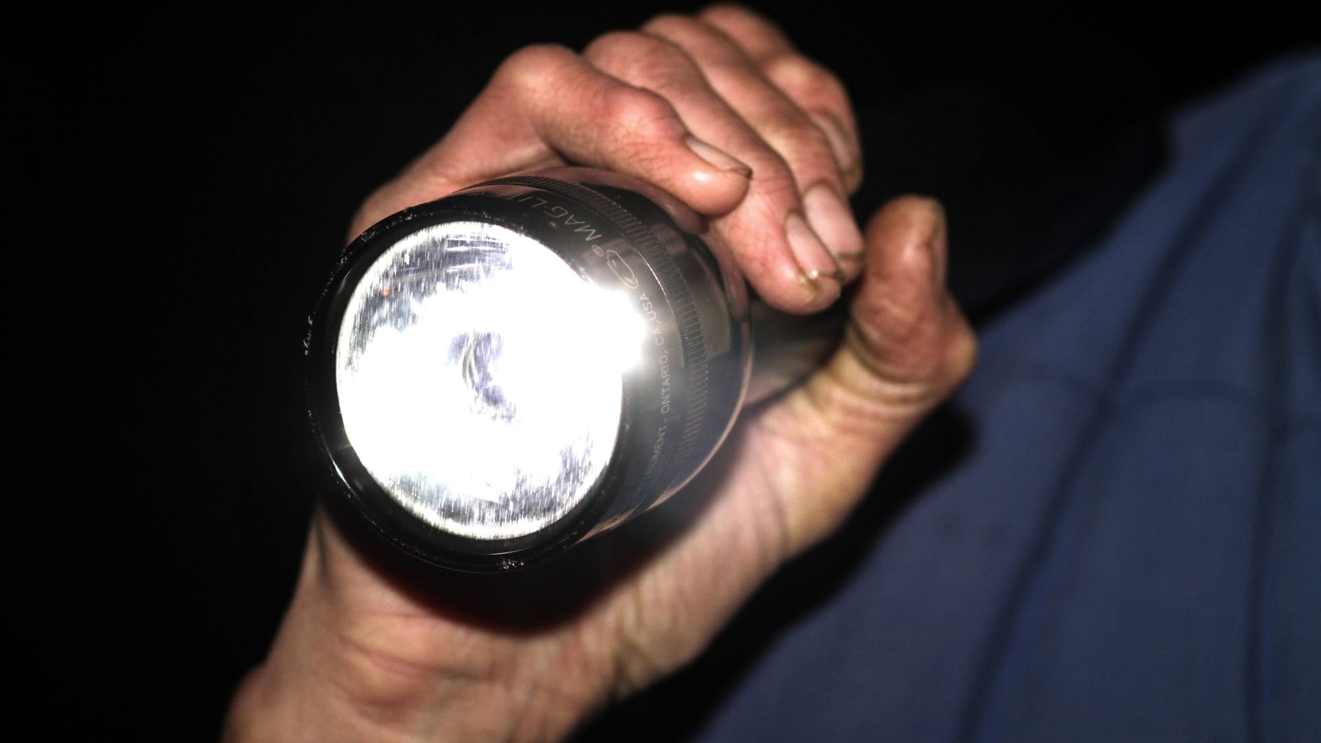 Mensch mit starker LED-Taschenlampe (Symbolbild):