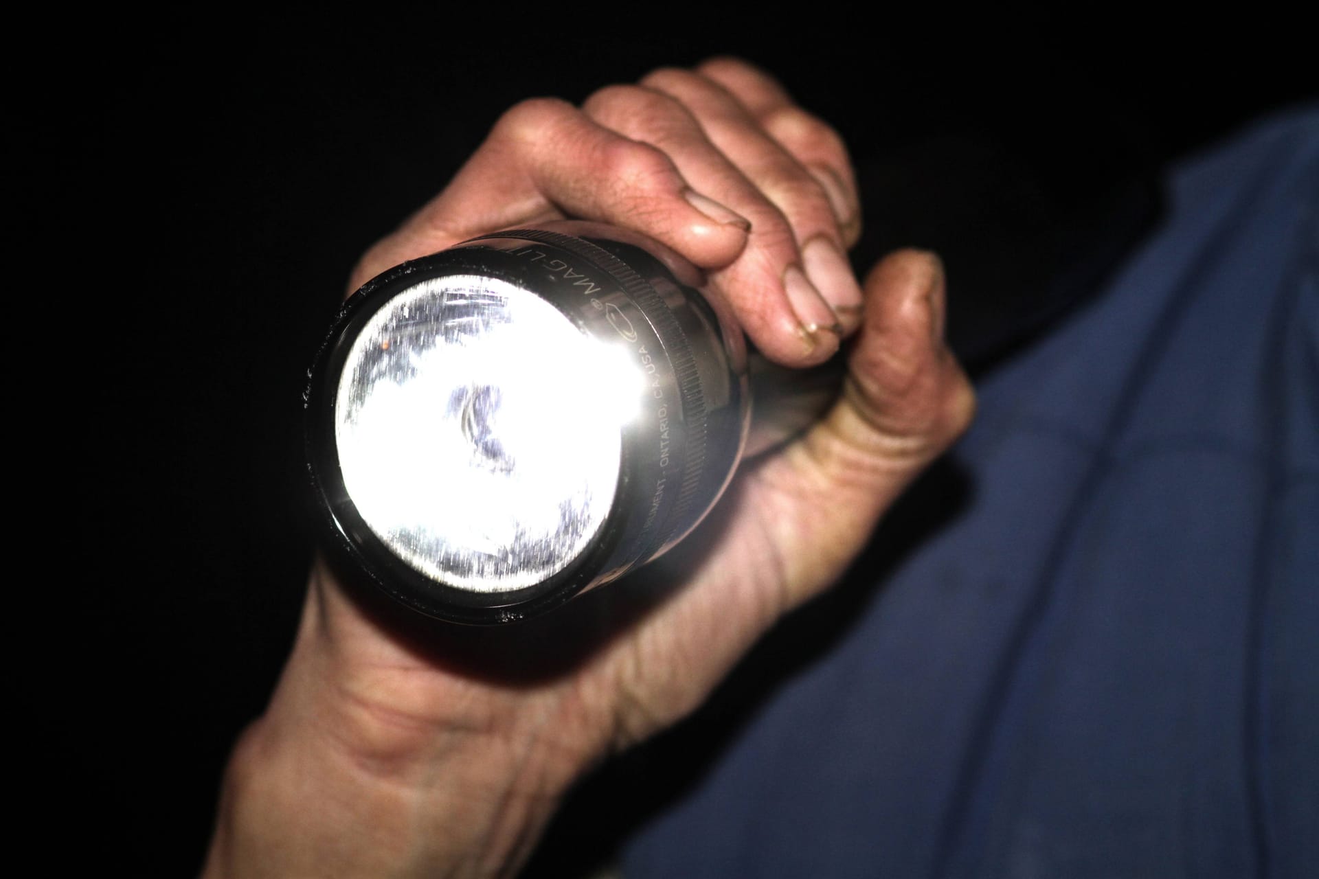 Mensch mit starker LED-Taschenlampe (Symbolbild):