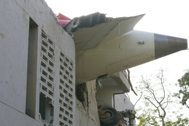 Der Absturz einer Boeing schockiert Indien: Die Trümmer des Flugzeugs ragen aus einem Gebäude, nachdem es in der nordwestlichen Stadt Ahmedabad abgestürzt ist.