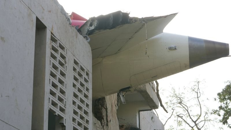 Der Absturz einer Boeing schockiert Indien: Die Trümmer des Flugzeugs ragen aus einem Gebäude, nachdem es in der nordwestlichen Stadt Ahmedabad abgestürzt ist. Der Absturz einer Boeing schockiert Indien: Die Trümmer des Flugzeugs ragen aus einem Gebäude, nachdem es in der nordwestlichen Stadt Ahmedabad abgestürzt ist.