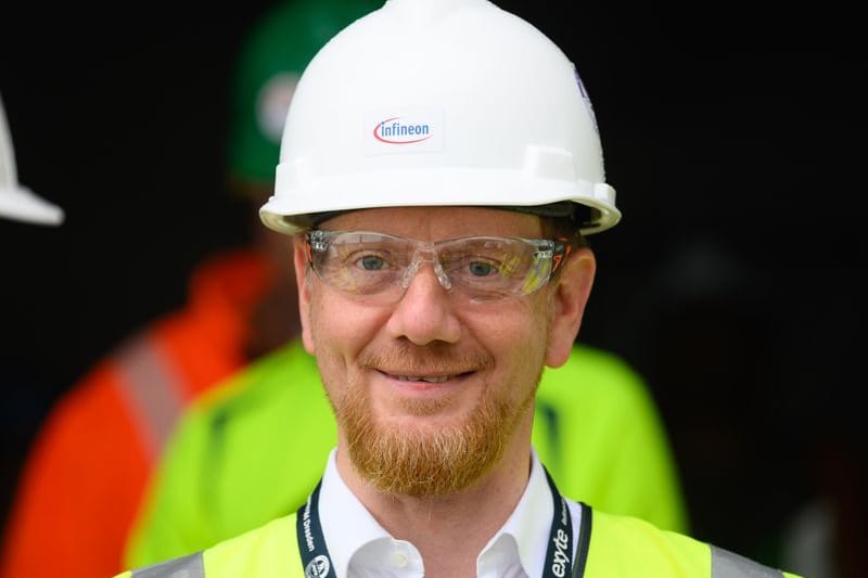 Sachsens Ministerpräsident Michael Kretschmer (CDU) mit Bauhelm und Schutzbrille: