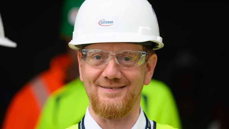 Sachsens Ministerpräsident Michael Kretschmer (CDU) mit Bauhelm und Schutzbrille: Sachsens Ministerpräsident Michael Kretschmer (CDU) mit Bauhelm und Schutzbrille: