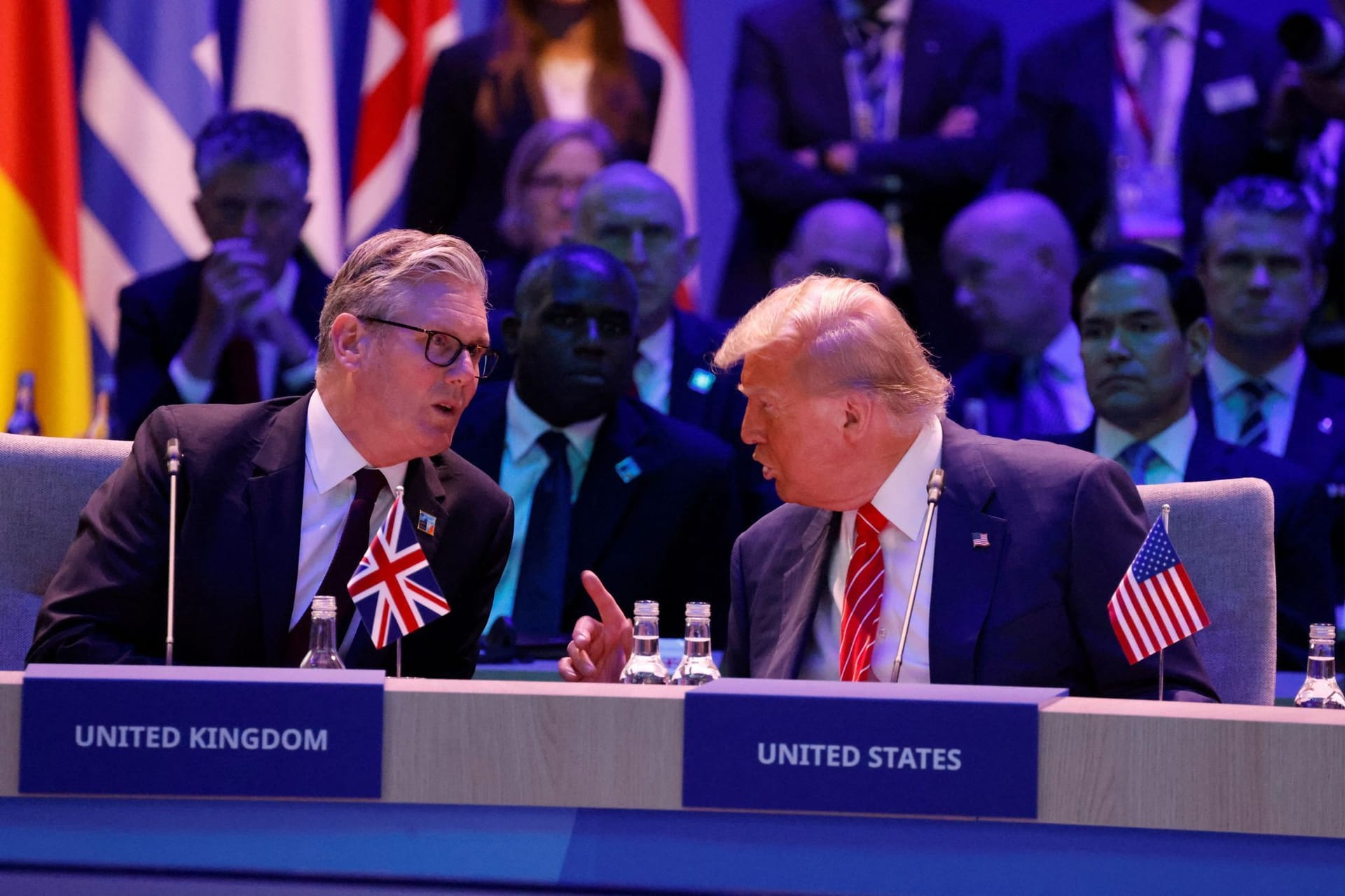 Auf dem Nato-Gipfel macht Donald Trump die Ansagen: hier mit dem britischen Premier Keir Starmer.