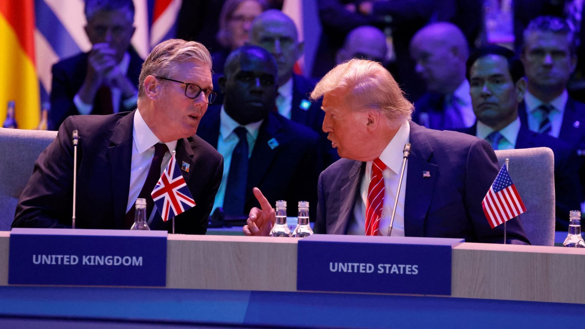 Auf dem Nato-Gipfel macht Donald Trump die Ansagen: hier mit dem britischen Premier Keir Starmer.