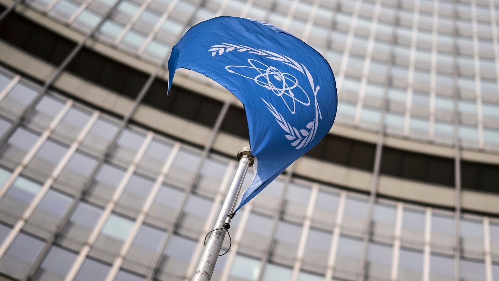 Die Flagge der Internationalen Atomaufsichtsbehörde IAEA.