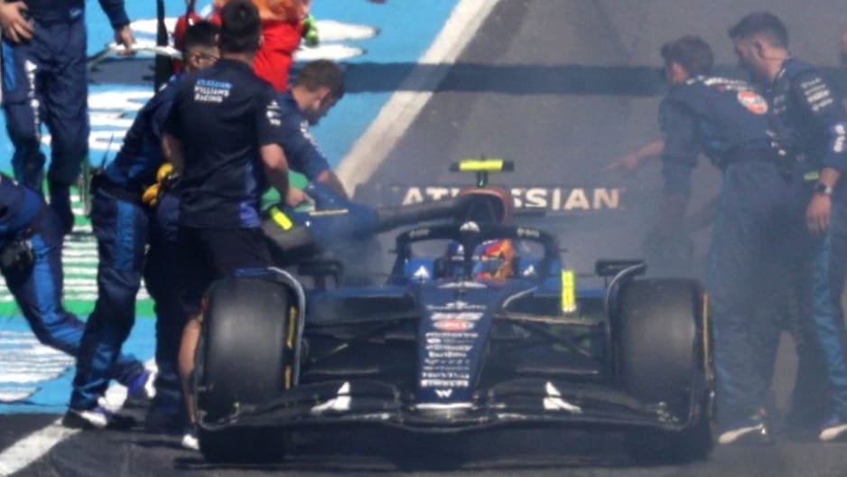 Rauch steigt aus Carlos Sainz' Williams auf: Der Spanier konnte gar nicht erst ins Rennen in Spielberg starten.