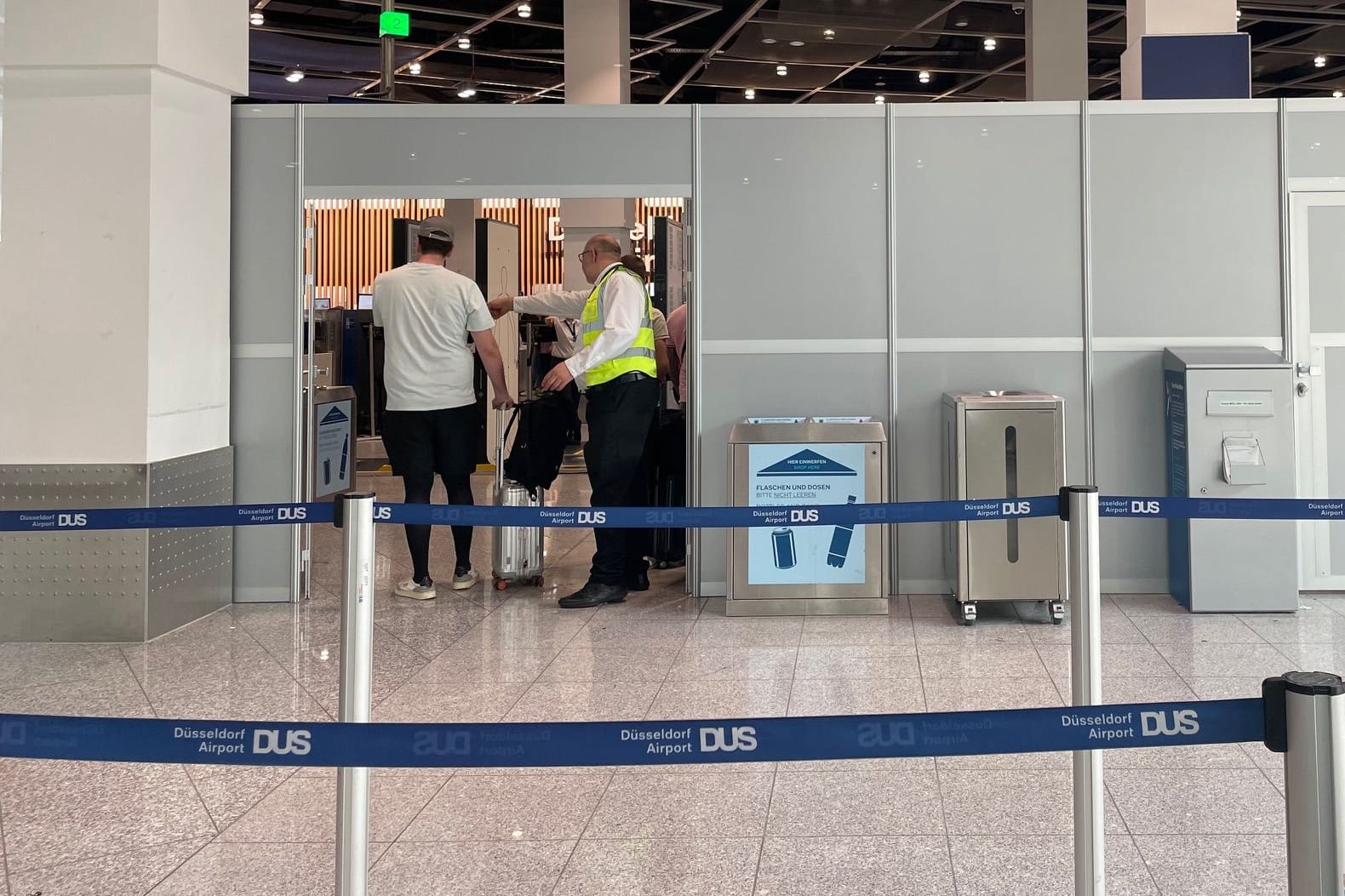 Graue Wände vor den Sicherheitskontrollen: Der Flughafen Düsseldorf musste sie nun aufbauen. Graue Wände vor den Sicherheitskontrollen: Der Flughafen Düsseldorf musste sie nun aufbauen.