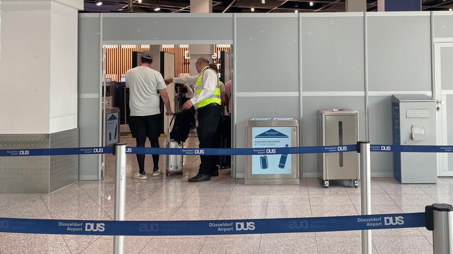Graue Wände vor den Sicherheitskontrollen: Der Flughafen Düsseldorf musste sie nun aufbauen. Graue Wände vor den Sicherheitskontrollen: Der Flughafen Düsseldorf musste sie nun aufbauen.