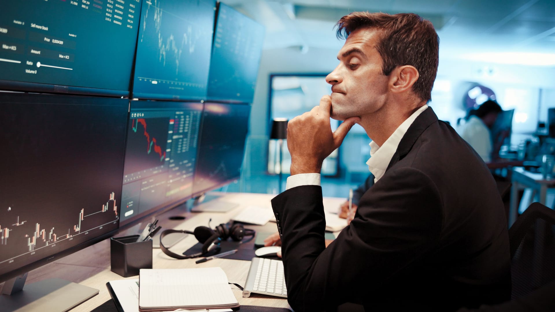 Finanzprofi analysiert Aktienkurse