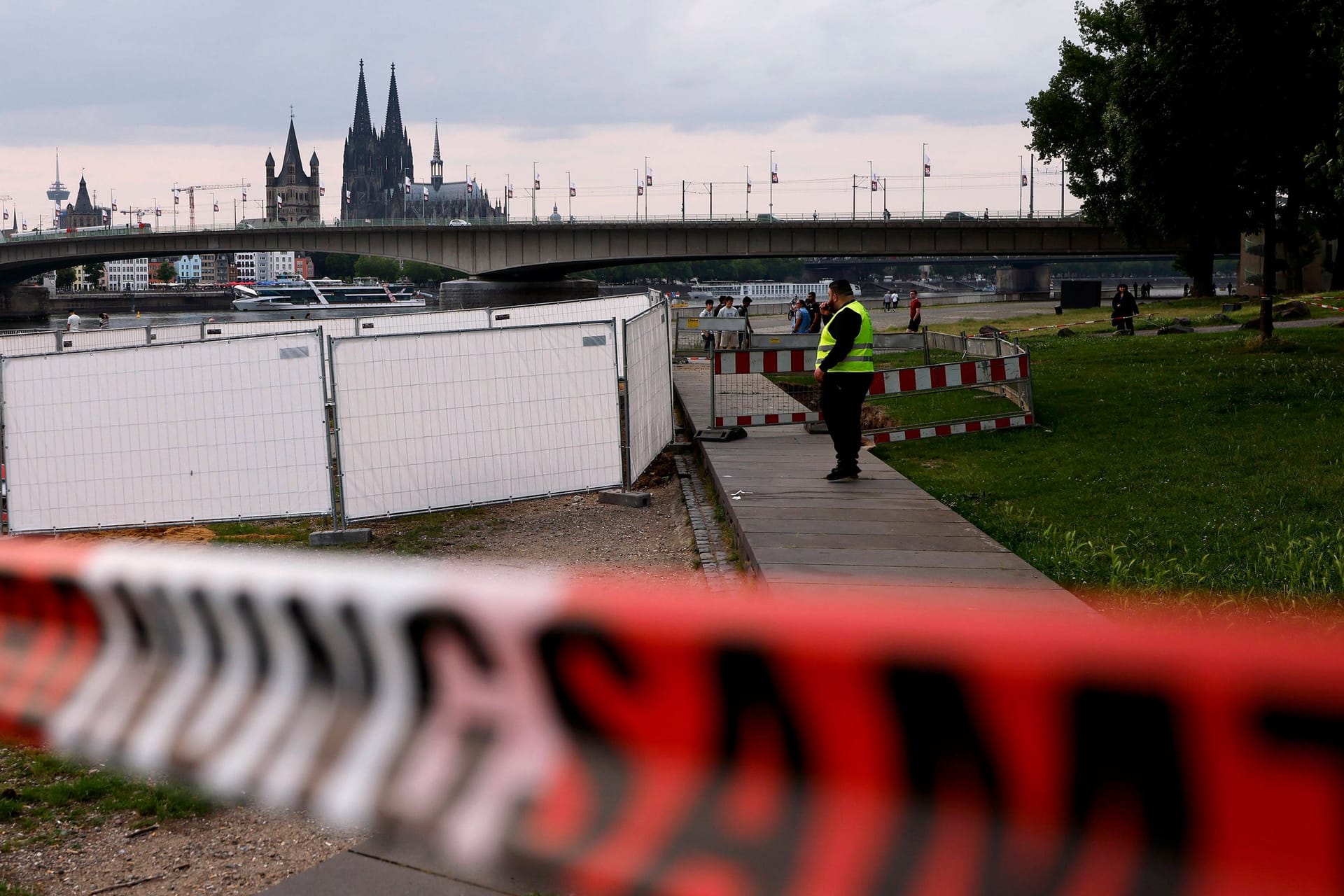 Fundstelle in Deutz: Am Rheinufer in Köln wurden am Montag drei Weltkriegsbomben entdeckt.