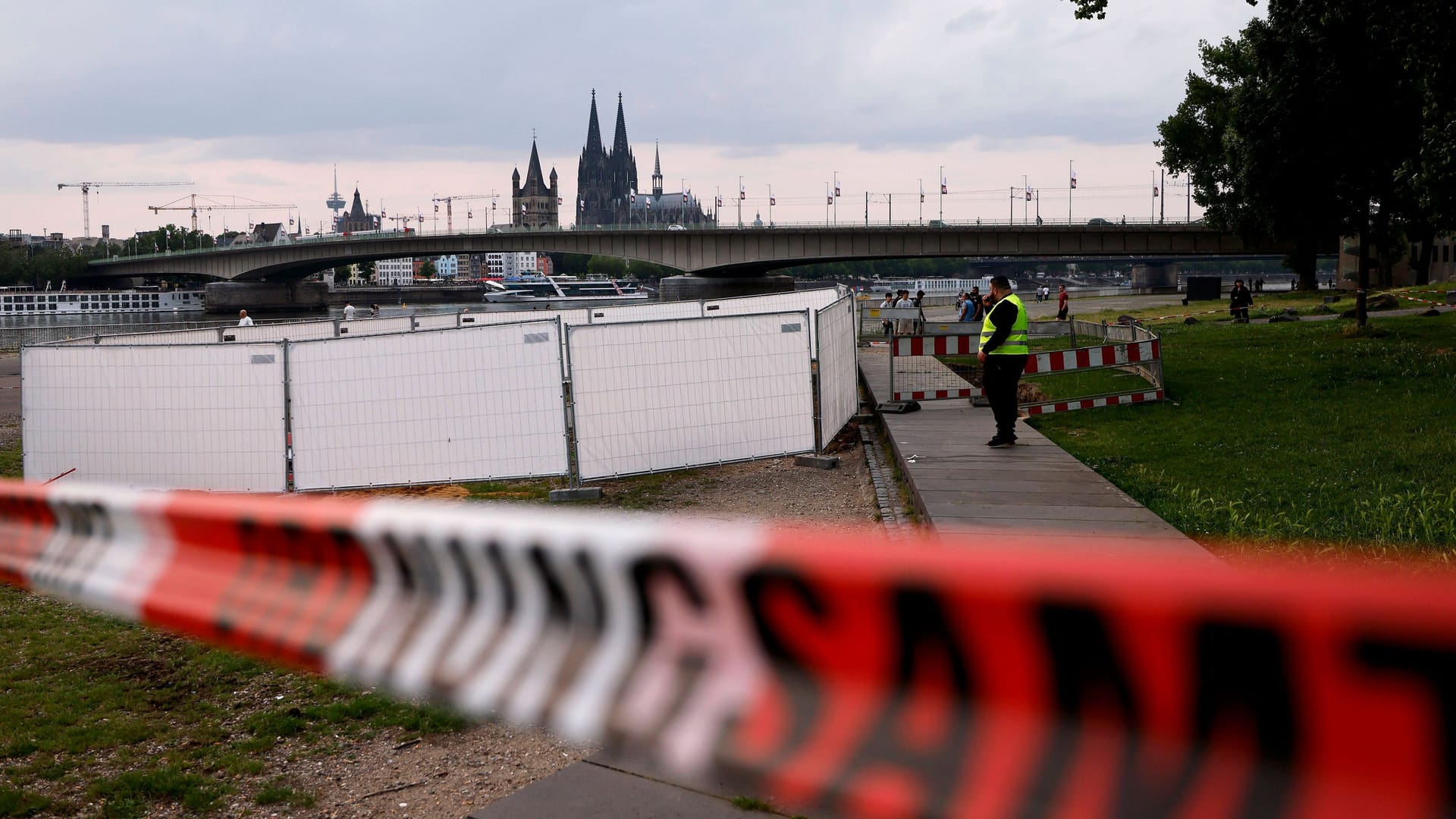 Fundstelle in Deutz: Am Rheinufer in Köln wurden am Montag drei Weltkriegsbomben entdeckt.