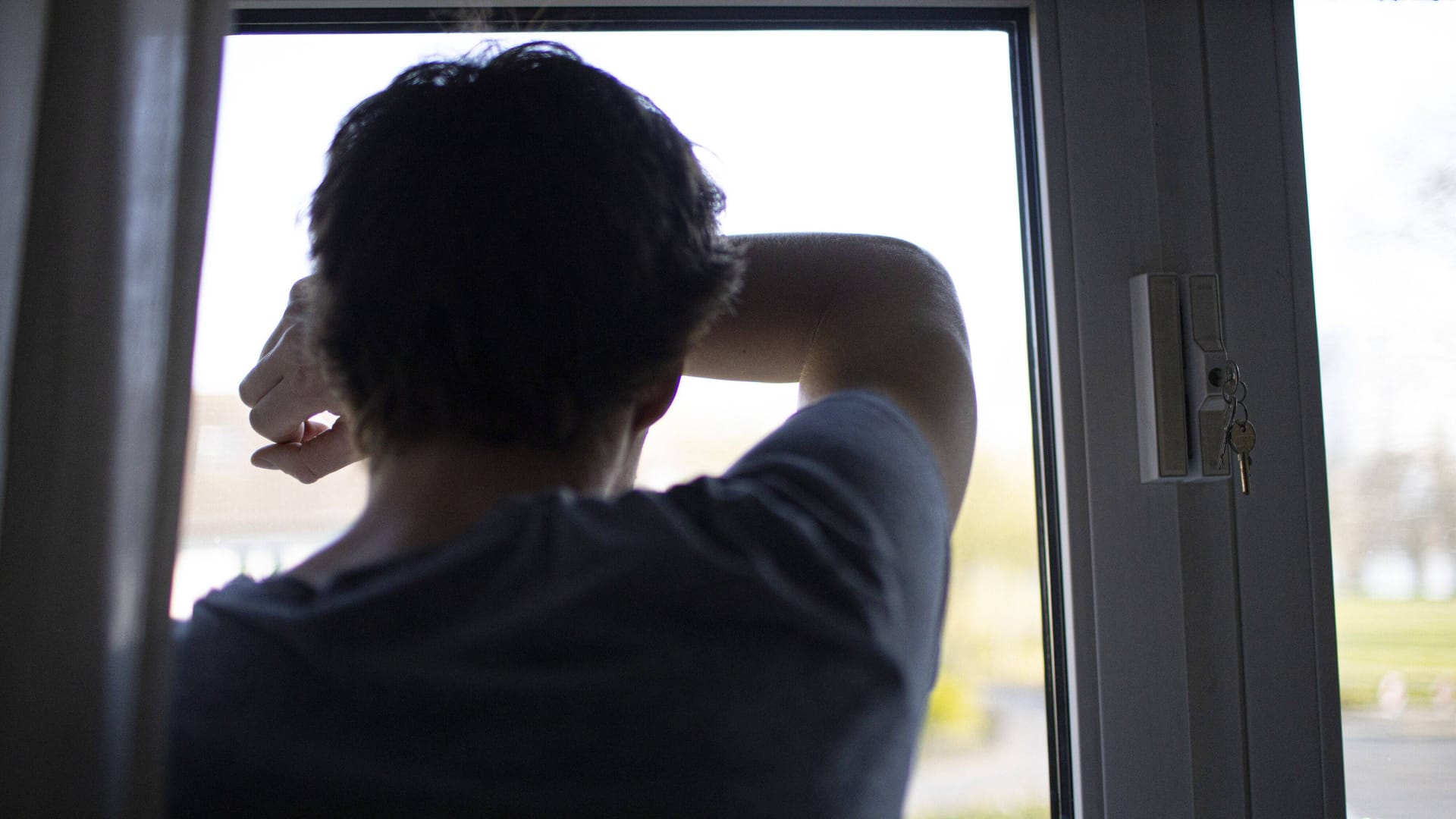 Junger Mann an einem Fenster (Symbolfoto): In der neuen Woche beginnt ein Prozess gegen einen Vater, der seinen Sohn prostituiert haben soll. Junger Mann an einem Fenster (Symbolfoto): In der neuen Woche beginnt ein Prozess gegen einen Vater, der seinen Sohn prostituiert haben soll.