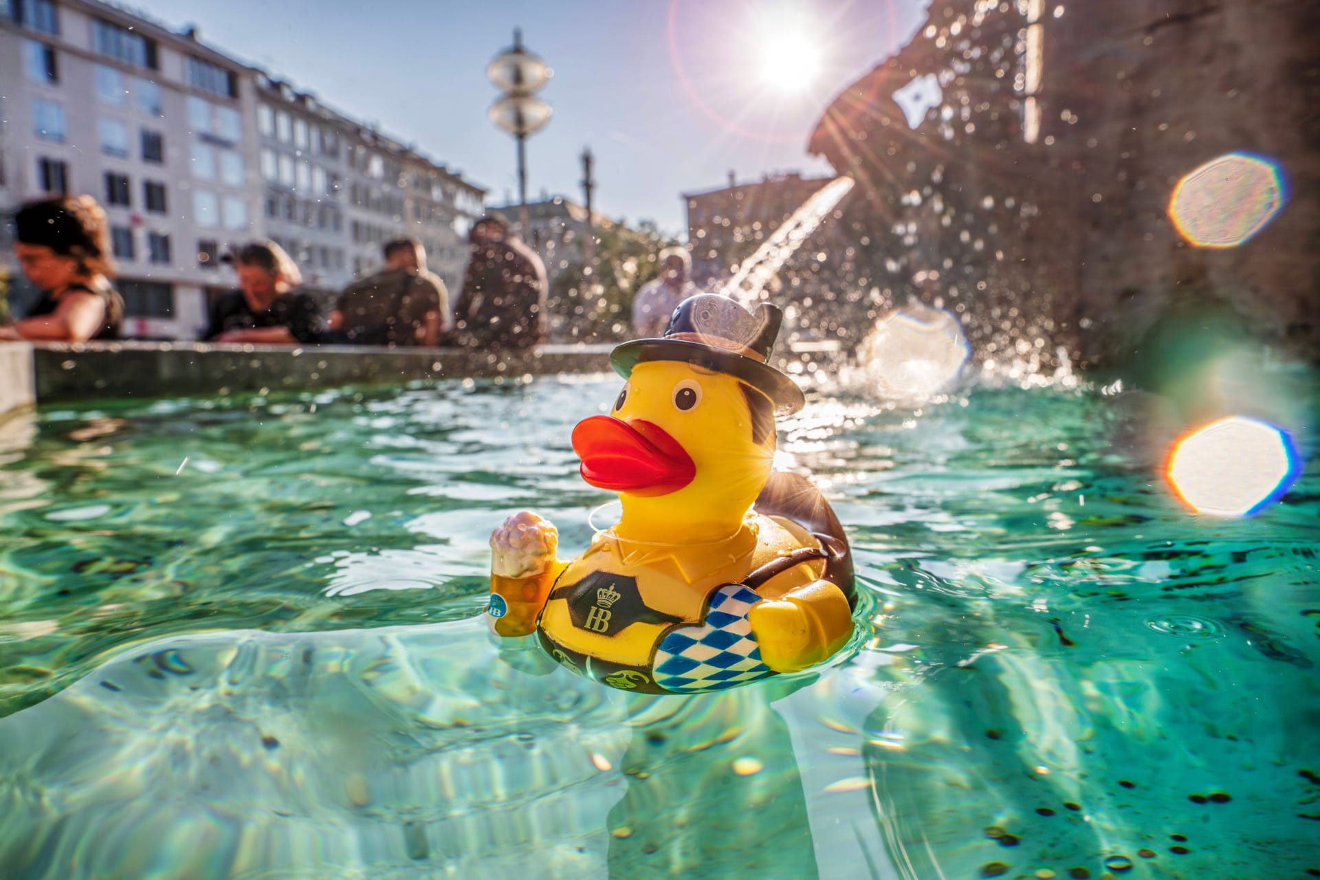 Badeente im Fischbrunnen: Symbol für die aktuelle Hitzewelle und den neuen Temperaturrekord.