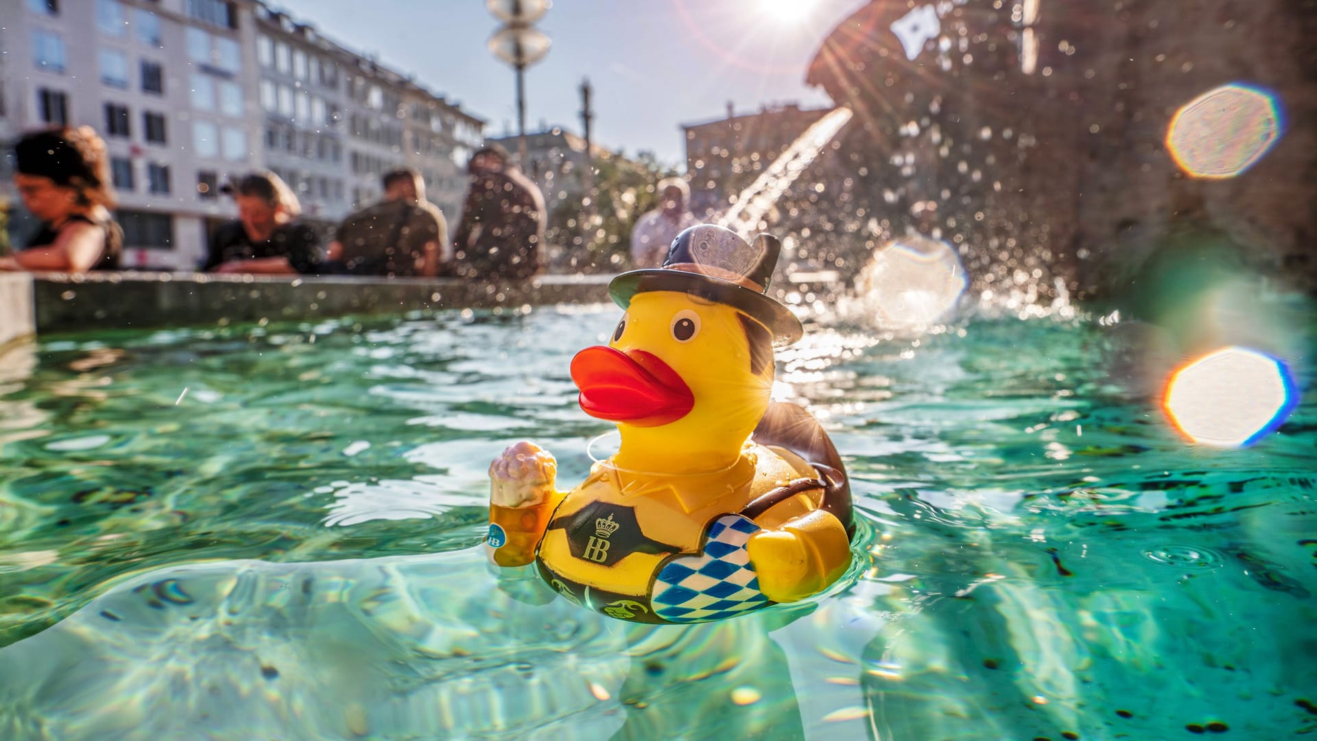 Badeente im Fischbrunnen: Symbol für die aktuelle Hitzewelle und den neuen Temperaturrekord.