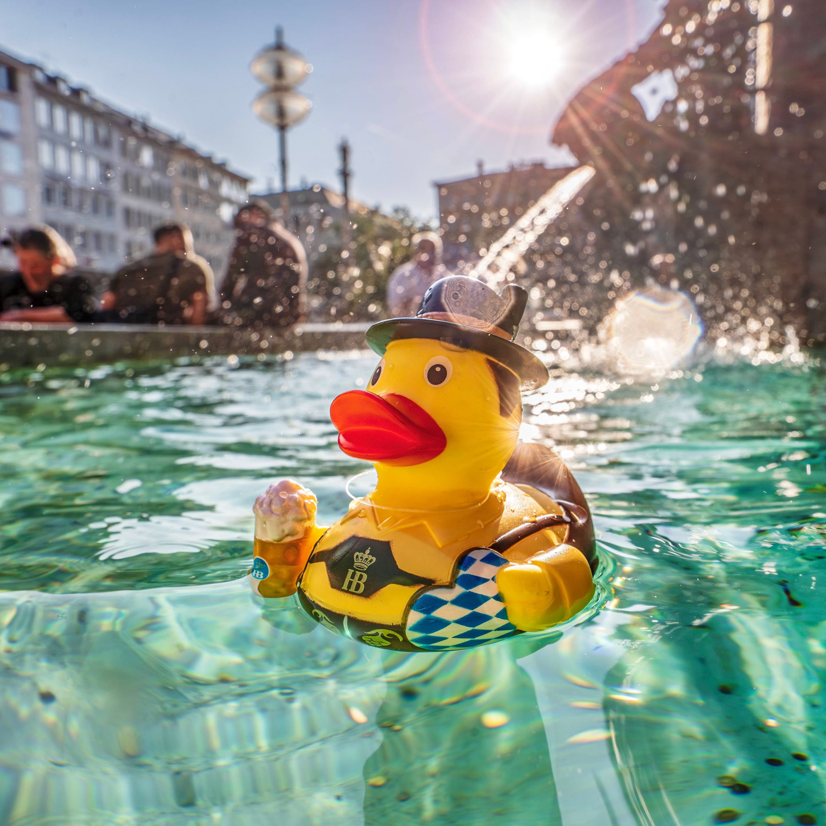 Badeente im Fischbrunnen: Symbol für die aktuelle Hitzewelle und den neuen Temperaturrekord.