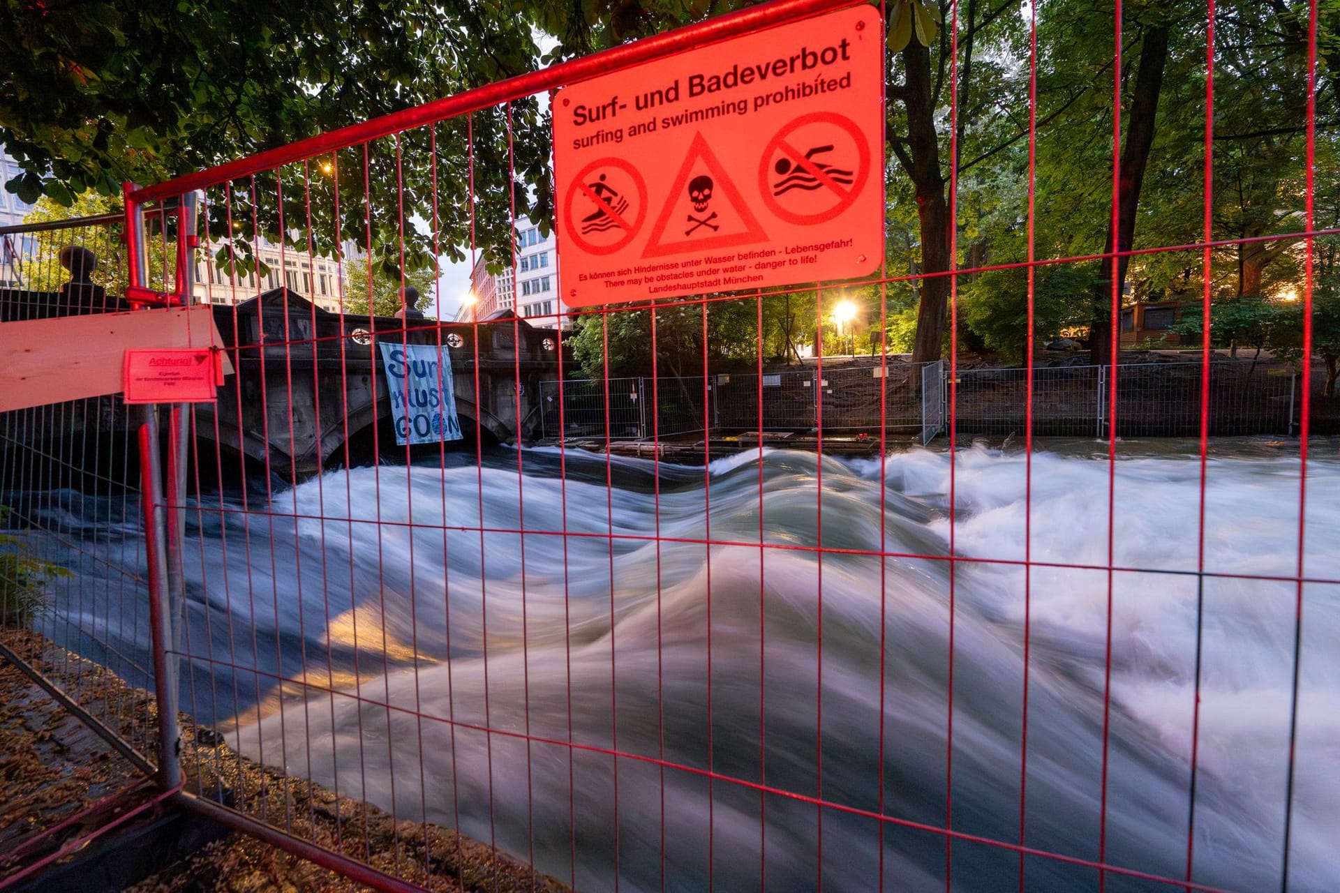 Eisbachwelle im Englischen Garten in München