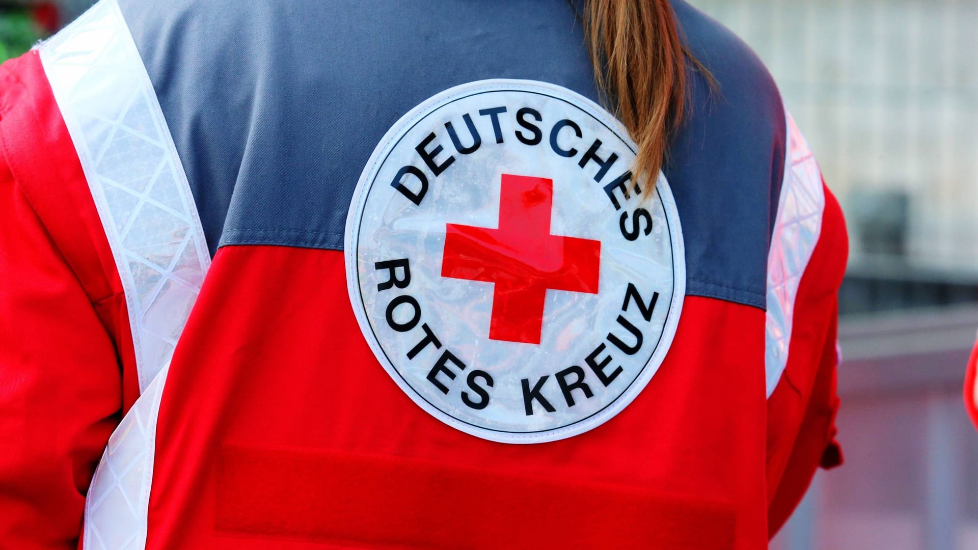 Mantel vom Deutschen Roten Kreuz (Symbolbild): Der Kreisverband Braunschweig-Salzgitter wird saniert.