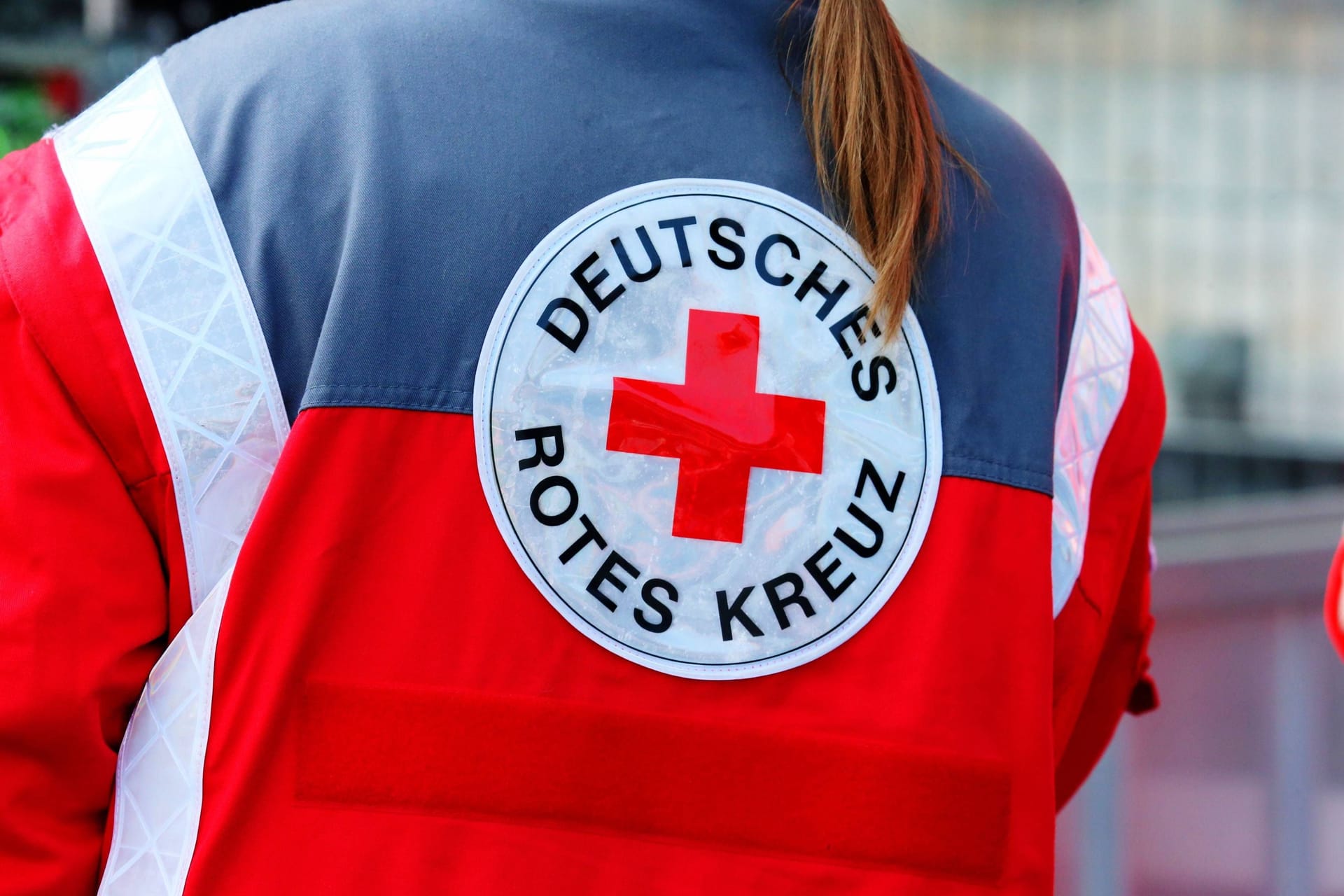 Mantel vom Deutschen Roten Kreuz (Symbolbild): Der Kreisverband Braunschweig-Salzgitter wird saniert. Mantel vom Deutschen Roten Kreuz (Symbolbild): Der Kreisverband Braunschweig-Salzgitter wird saniert.