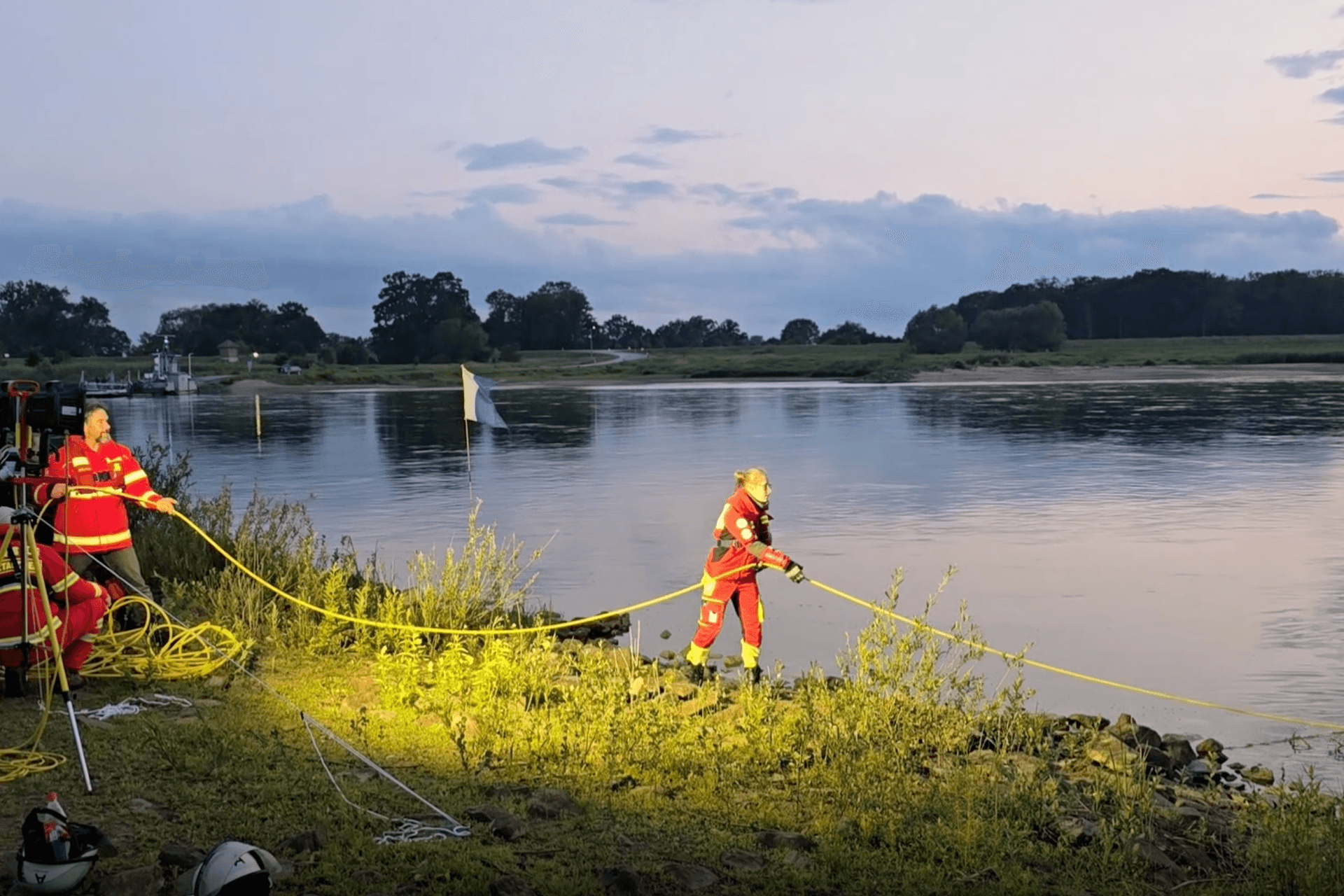 Einsatzkräfte versuchen, das Auto aus dem Wasser zu ziehen. Einsatzkräfte versuchen, das Auto aus dem Wasser zu ziehen.