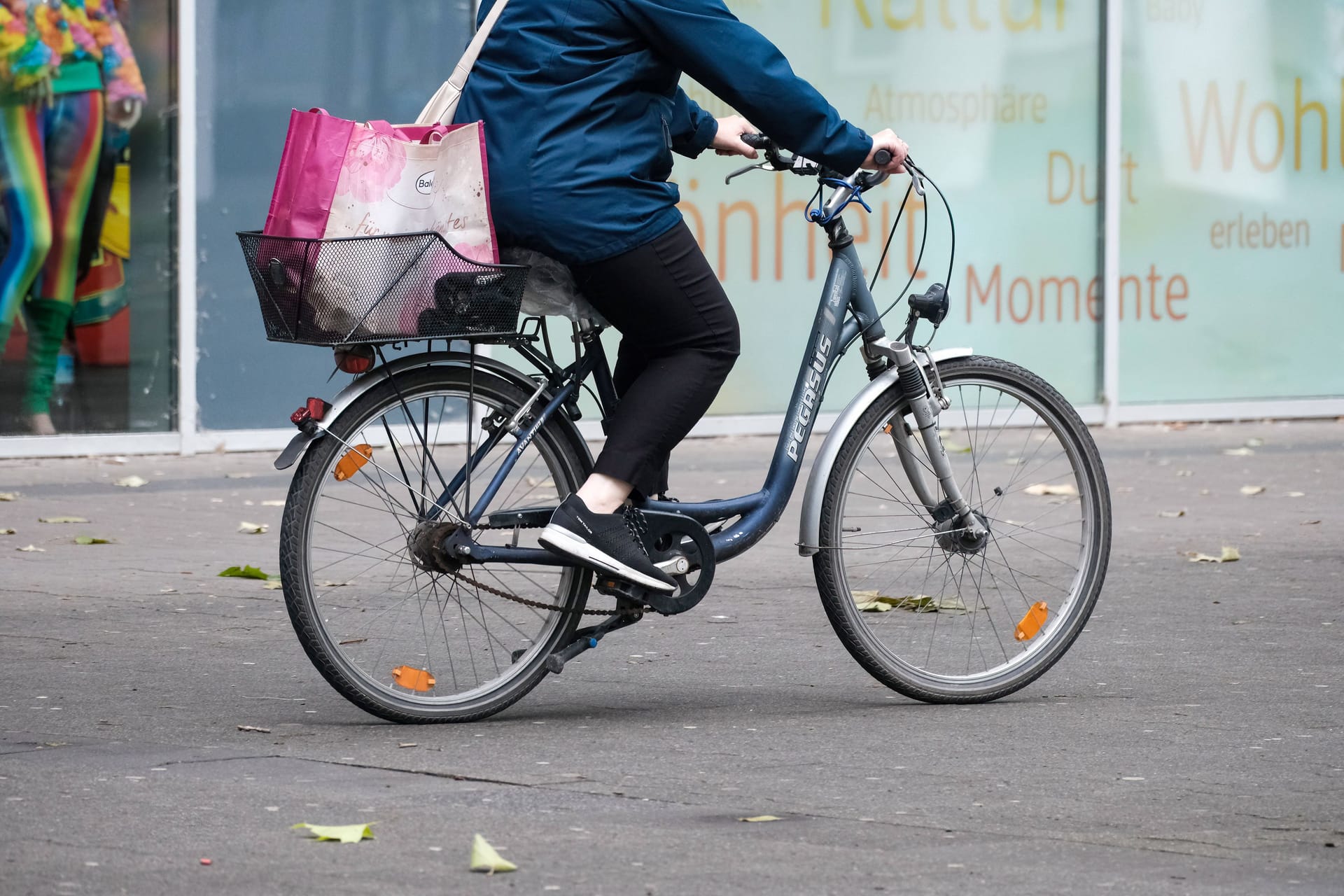 Eine Frau auf dem Fahrrad (Archibild): In Berlin ist eine Radfahrerin ums Leben gekommen.