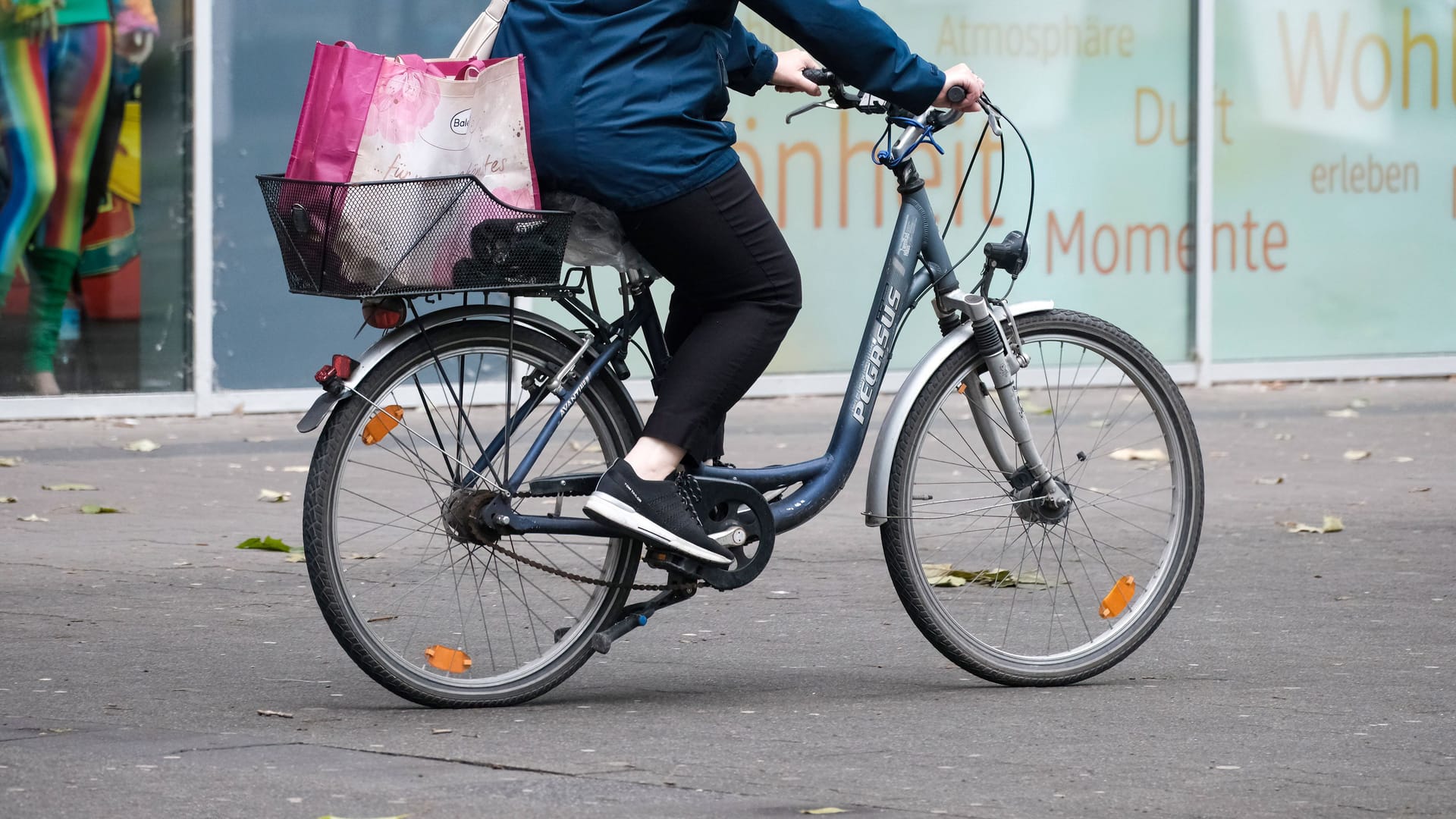 Eine Frau auf dem Fahrrad (Archibild): In Berlin ist eine Radfahrerin ums Leben gekommen.