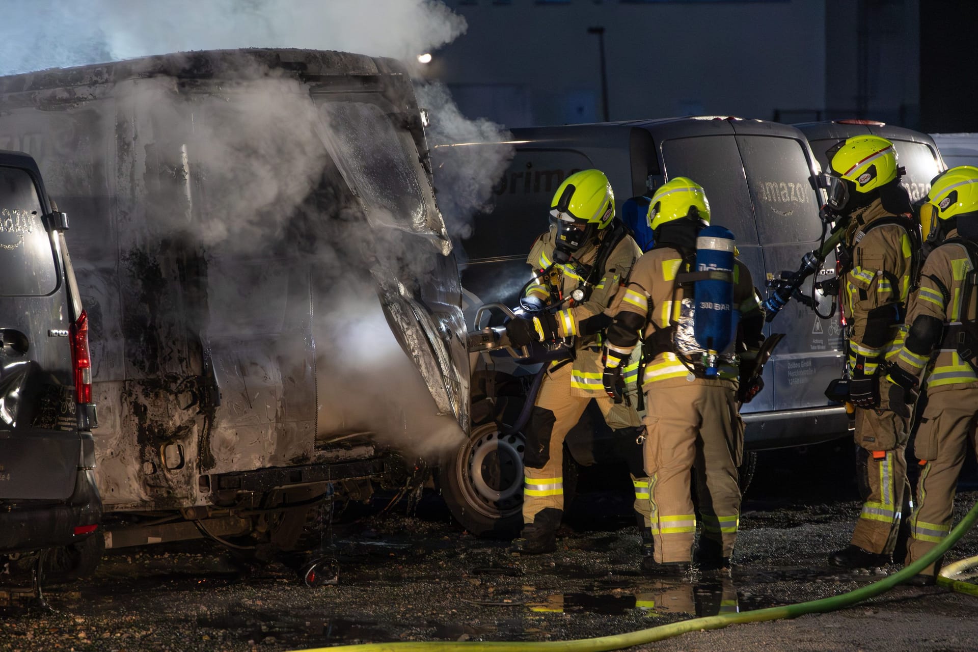 Brennende Transporter der Firma Amazon in Britz: Die Feuerwehr war mit einem Großaufgebot im Einsatz.