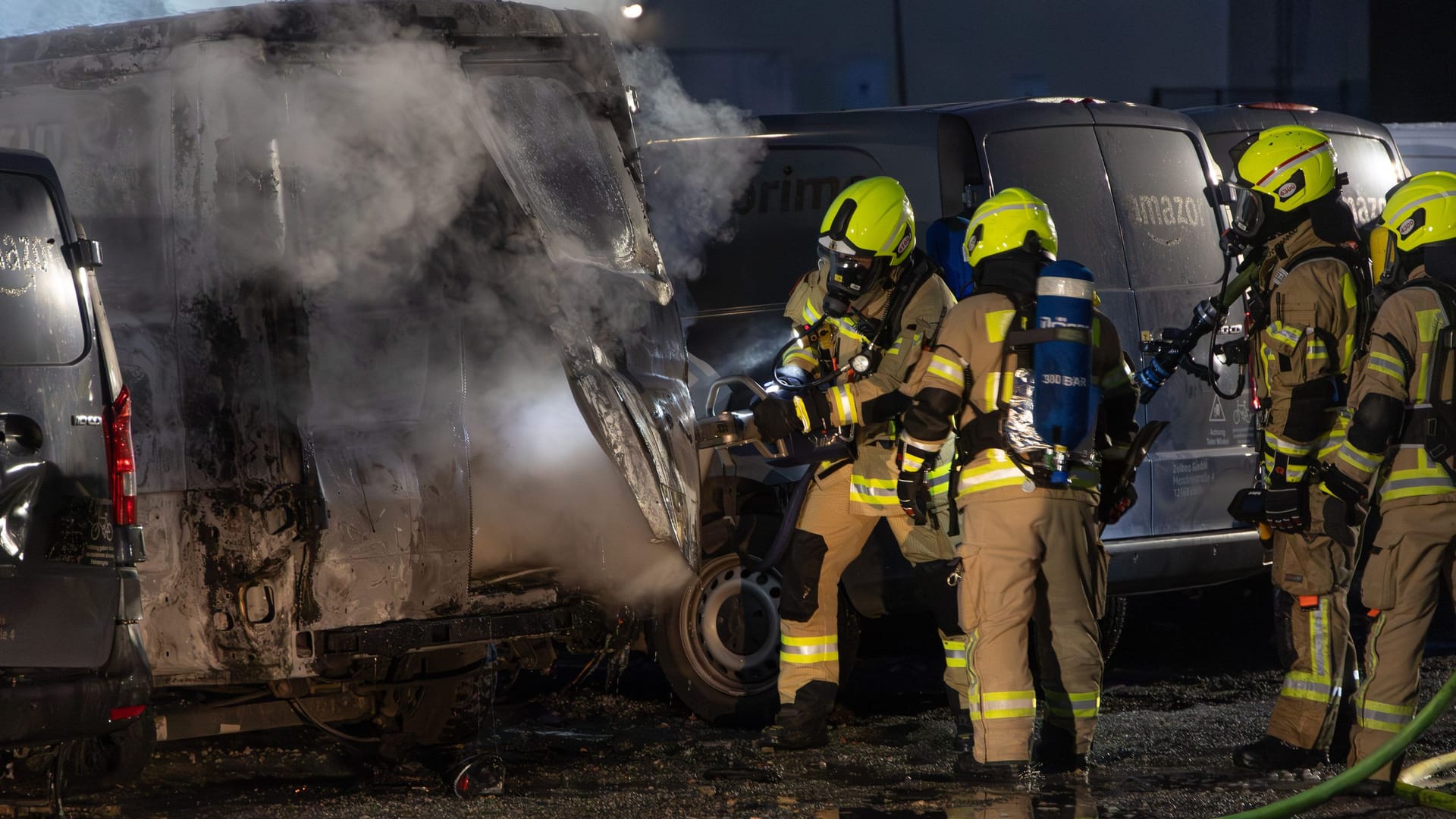 Brennende Transporter der Firma Amazon in Britz: Die Feuerwehr war mit einem Großaufgebot im Einsatz.
