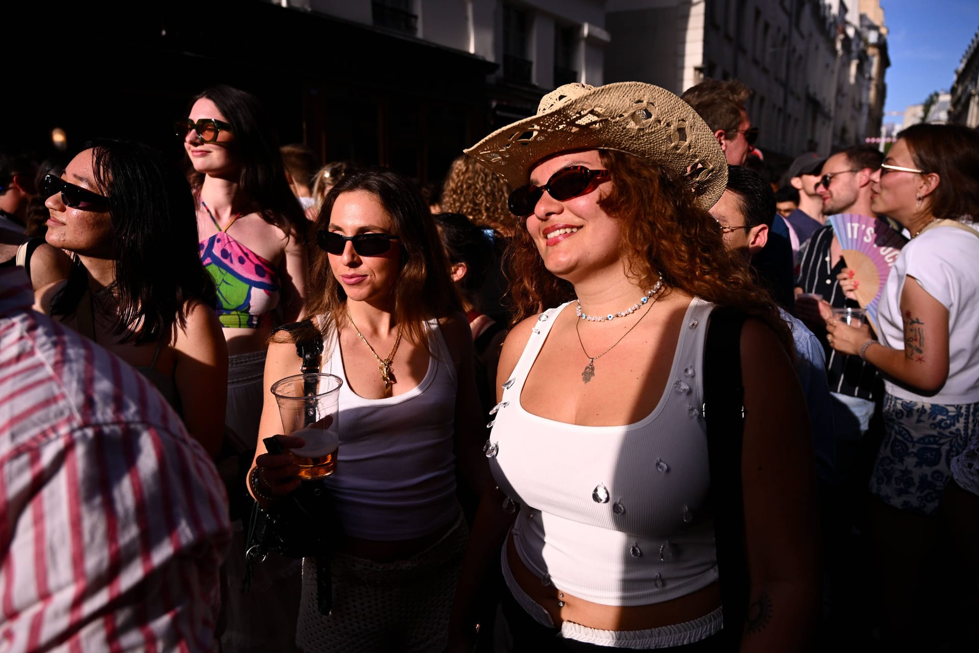 Menschen feiern die Fête de la Musique in Paris: Während des Festivals kam es zu mysteriösen Spritzen-Angriffen auf Frauen.