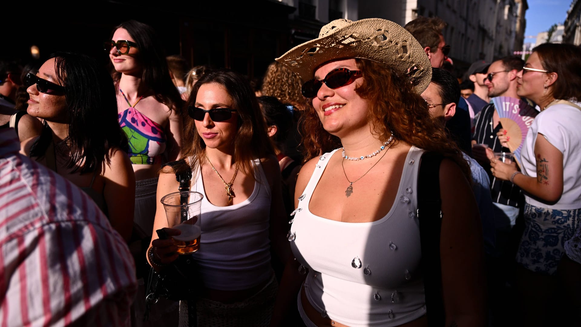 Menschen feiern die Fête de la Musique in Paris: Während des Festivals kam es zu mysteriösen Spritzen-Angriffen auf Frauen. Menschen feiern die Fête de la Musique in Paris: Während des Festivals kam es zu mysteriösen Spritzen-Angriffen auf Frauen.