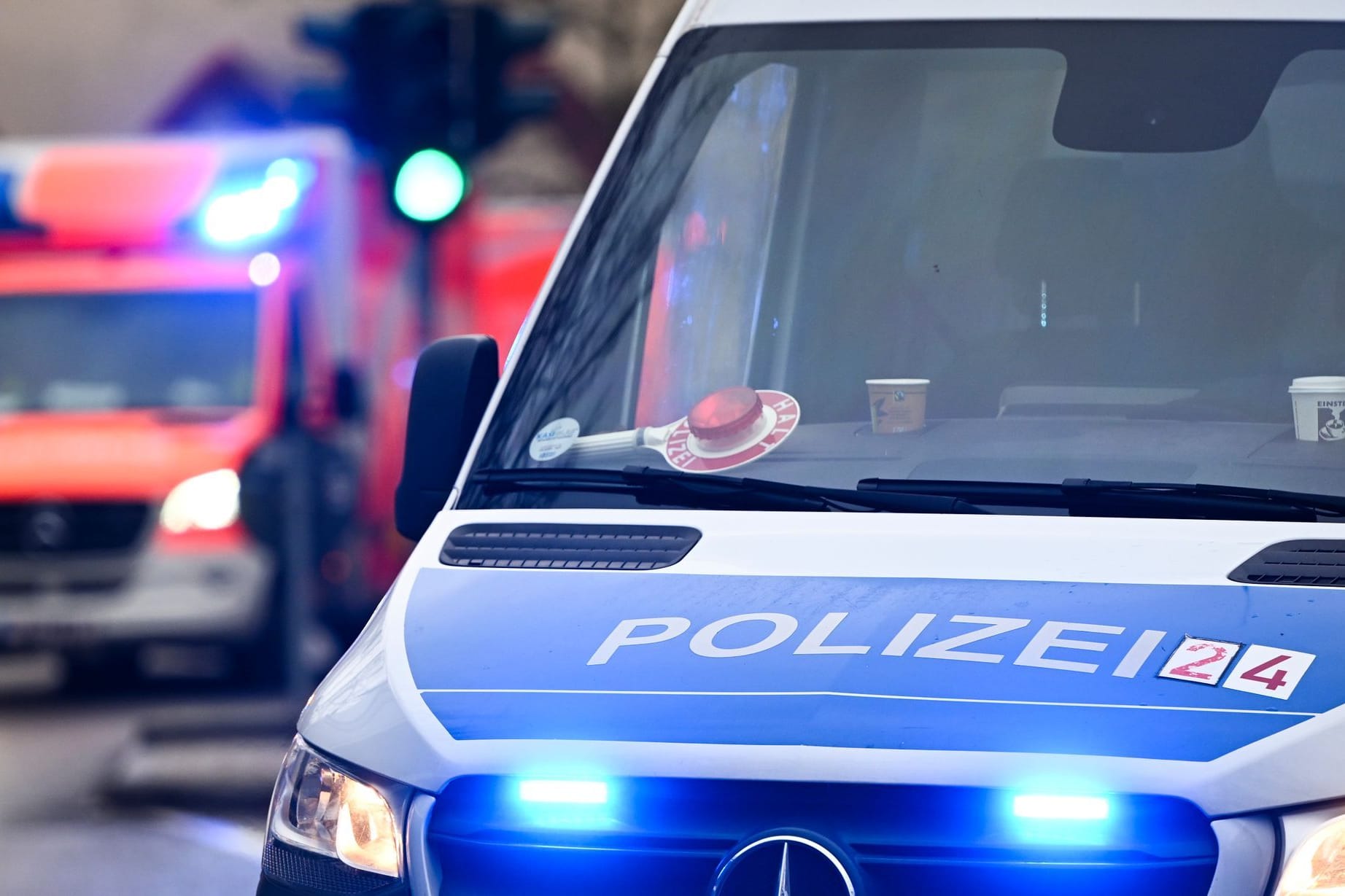 Illustration - Polizei und Krankenwagen