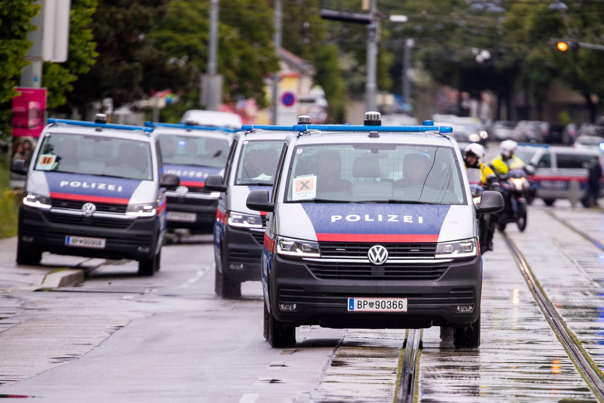 Polizeifahrzeuge in Wien (Archivbild): Ein 12-Jähriger steht im Verdacht, eine Todesliste veröffentlicht zu haben.