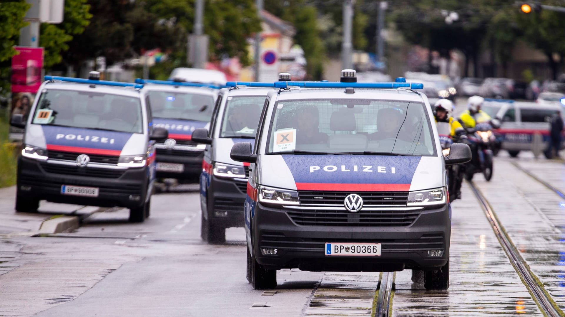 Polizeifahrzeuge in Wien (Archivbild): Ein 12-Jähriger steht im Verdacht, eine Todesliste veröffentlicht zu haben.