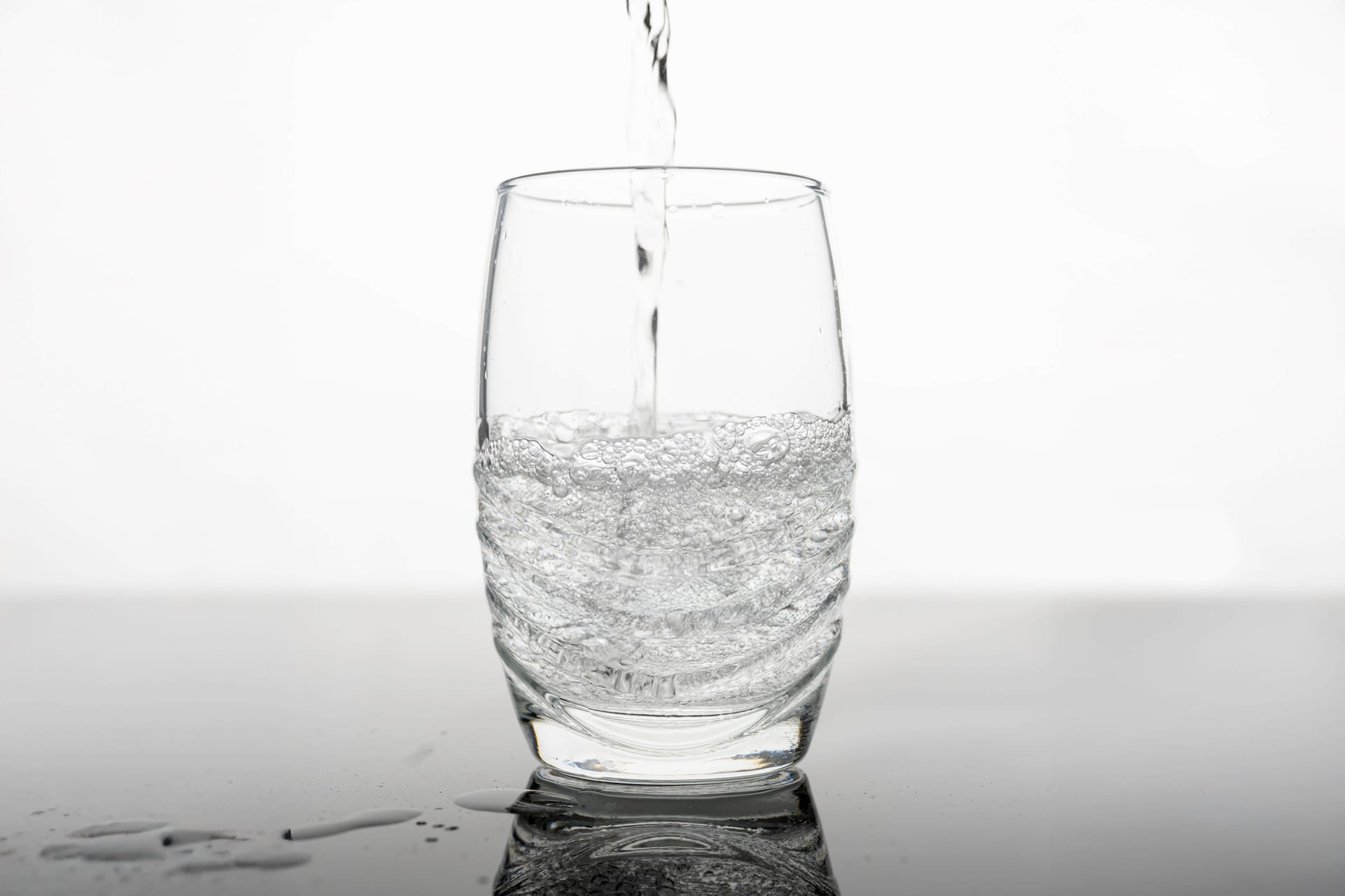 Sprudelwasser im Glas: Mit einem Wassersprudler wird stilles Wasser spritzig.