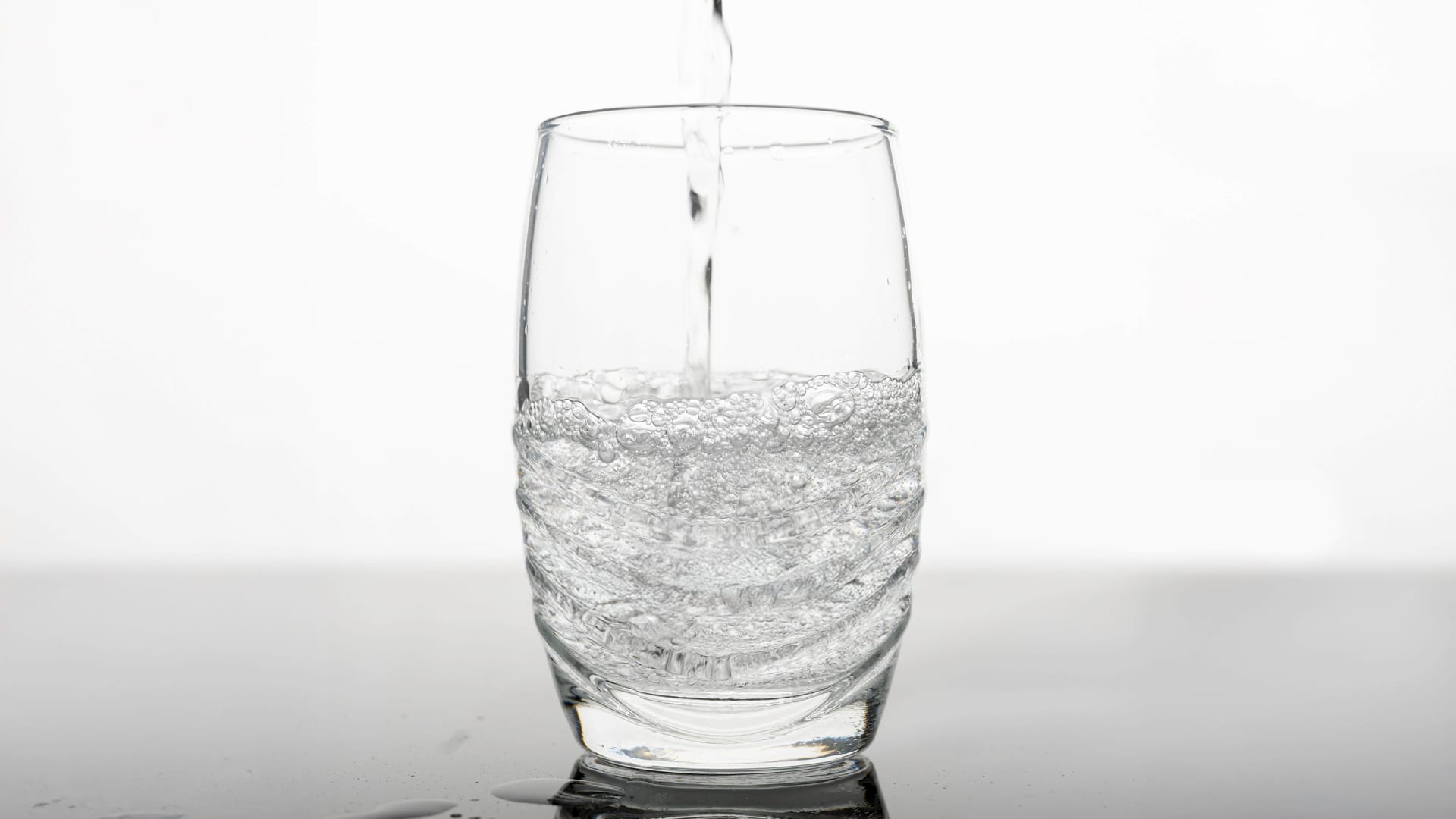 Sprudelwasser im Glas: Mit einem Wassersprudler wird stilles Wasser spritzig.