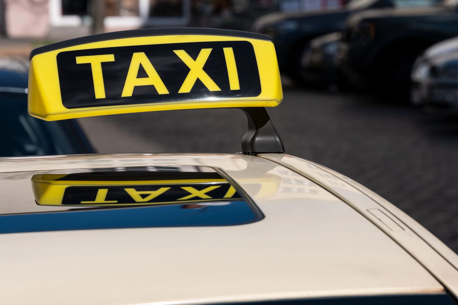 Taxi-Anzeige auf dem Dach eines Wagens (Symbolbild): Der Fahrer flüchtete unerkannt nach dem Unfall.