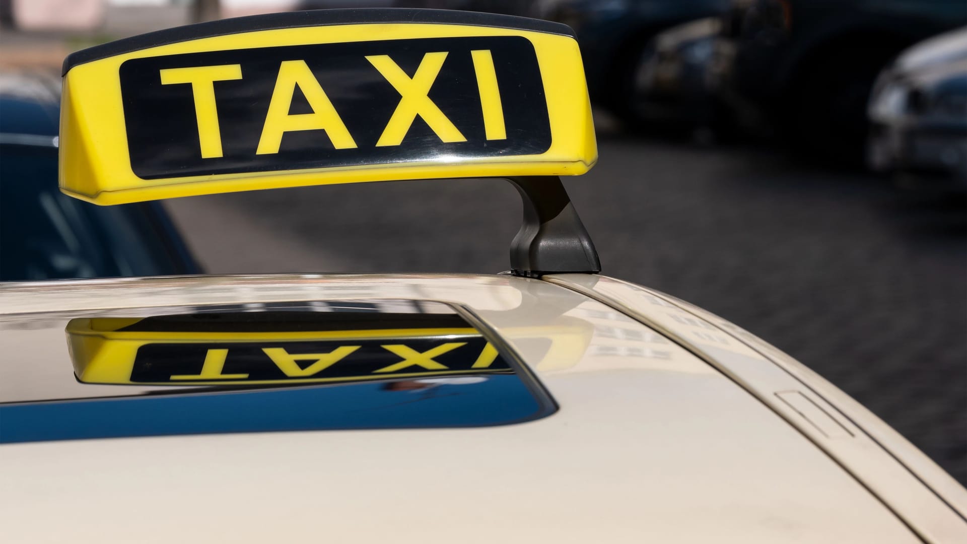 Taxi-Anzeige auf dem Dach eines Wagens (Symbolbild): Der Fahrer flüchtete unerkannt nach dem Unfall.