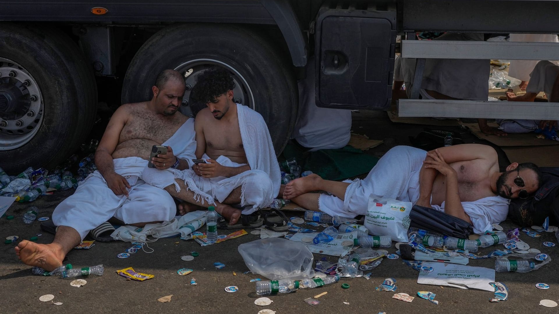 Muslimische Pilger ruhen sich am zweiten Tag der jährlichen Hadsch-Pilgerfahrt in Arafat in der Nähe der heiligen Stadt Mekka aus (Archivbild). Muslimische Pilger ruhen sich am zweiten Tag der jährlichen Hadsch-Pilgerfahrt in Arafat in der Nähe der heiligen Stadt Mekka aus (Archivbild).