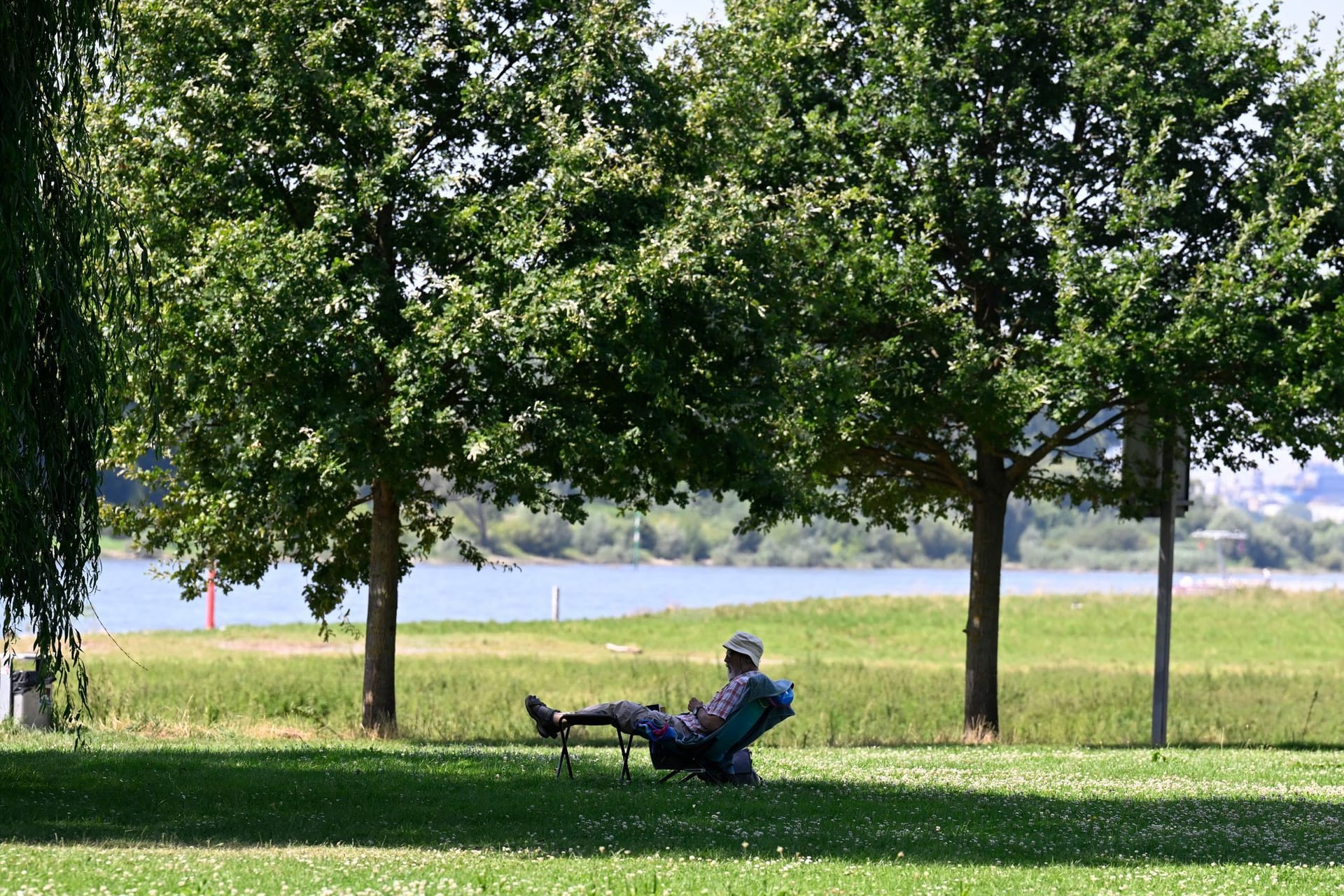Ein Mann genießt die sommerlichen Temperaturen (Symbolbild): Hamburg landet im Hitze-Check im grünen Bereich.