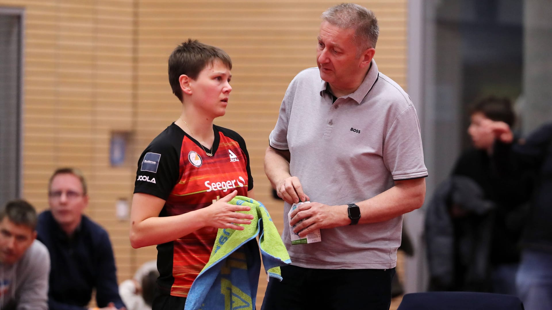 Berlins Manager Andreas Hain redet mit Spielerin Nina Mittelham (Archivbild).